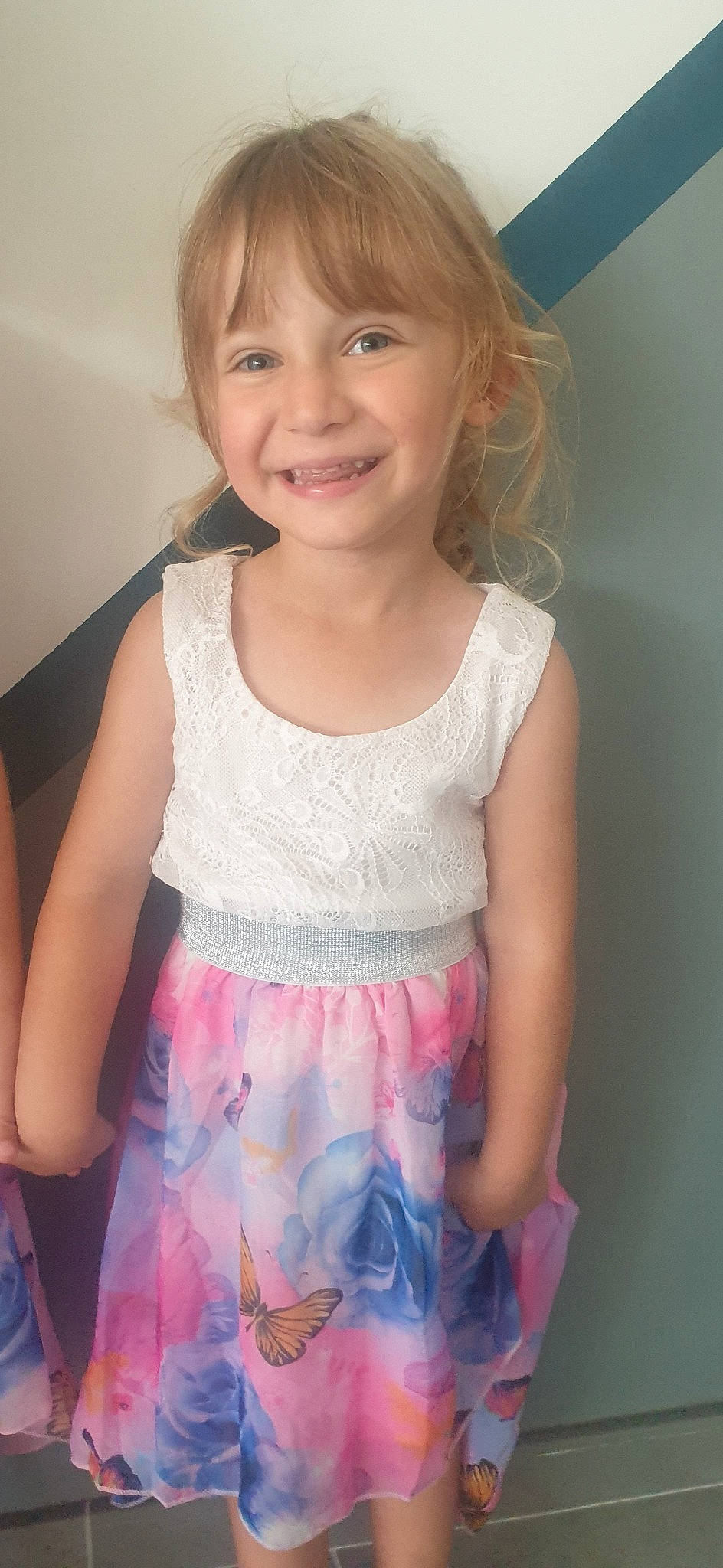 Maddy participe au concours pour gagner de l'argent avec cette photo : baby_toddler_clothing, blond, cheek, child, facial_expression, hairstyle, happy, hat, iris, joy, neck, pattern, person, pink, shoulder, skin, sleeve, smile, standing, t_shirt