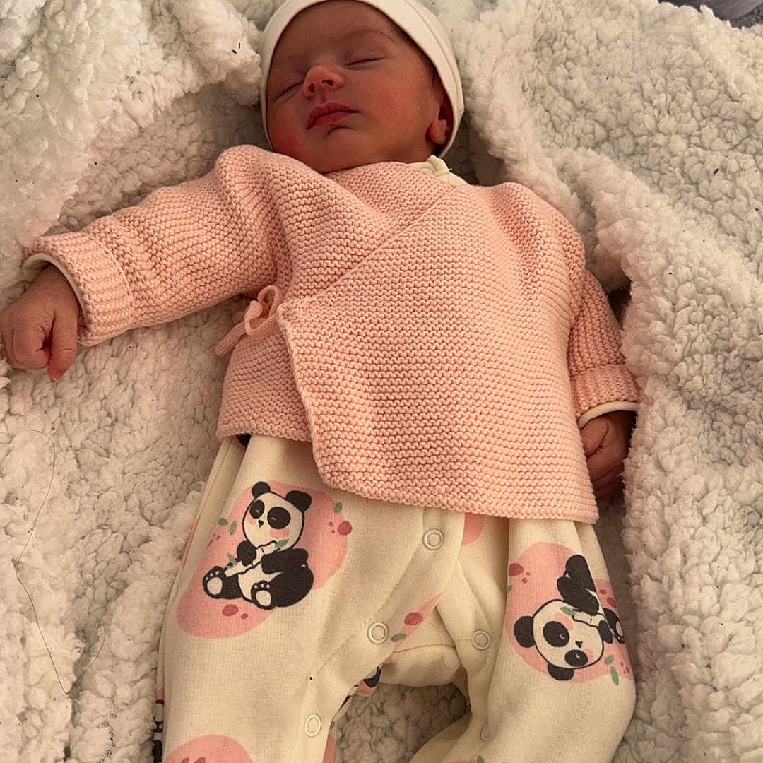 Seyana participe au concours pour gagner de l'argent avec cette photo : baby, blanket, child, clothing, comfort, cozy, cute, footed_pants, hat, indoors, infant, knitted_sweater, newborn, panda_print, peaceful, portrait, resting, sleeping, soft, warm