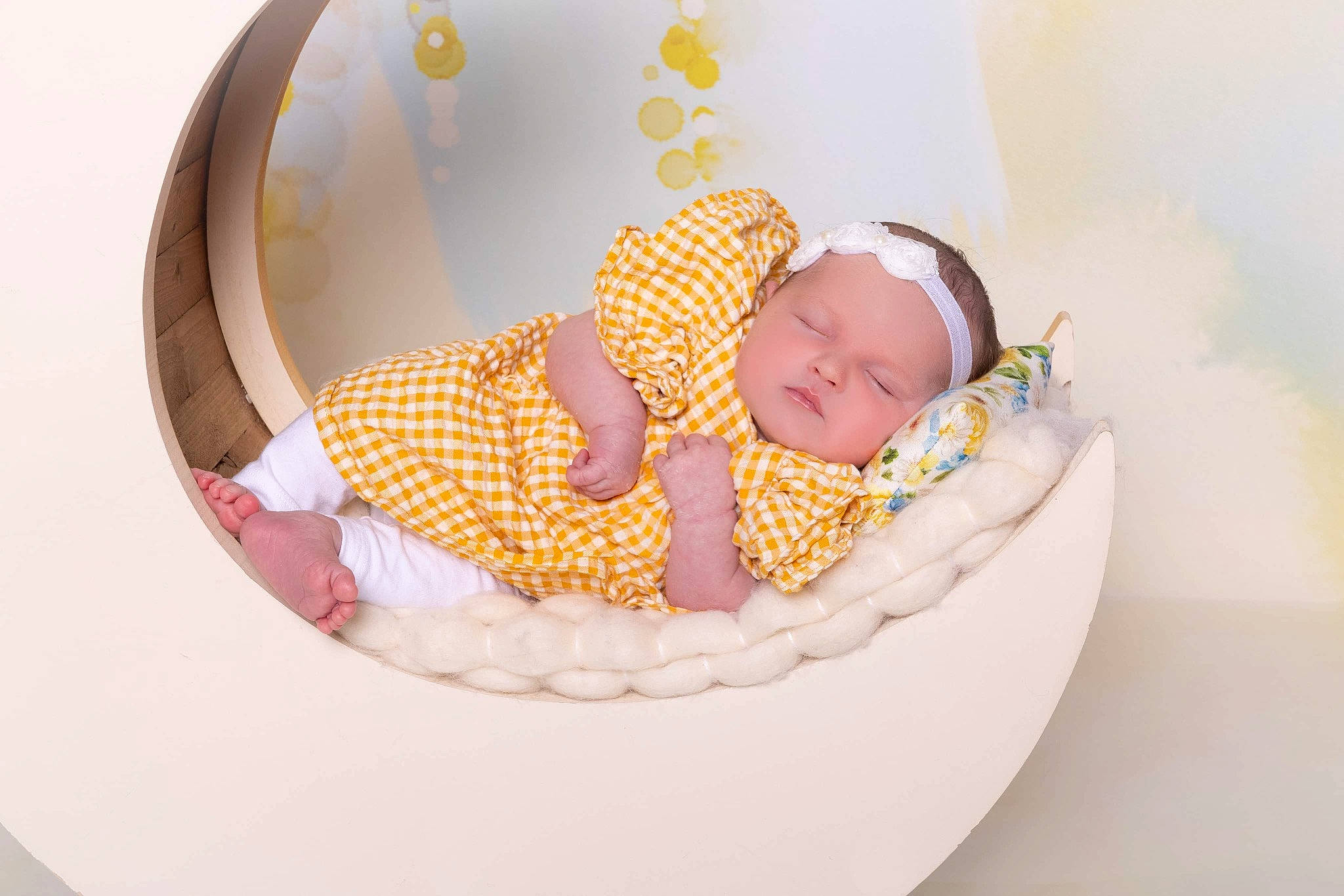 Nëva a rejoint le concours — aidez-le/la à gagner de superbes lots ! baby, baby_products, baby_safety, baby_sleeping, baby_toddler_clothing, chair, child, circle, comfort, fashion_accessory, hat, linens, pattern, person, room, sitting, sleeve, tableware, toddler