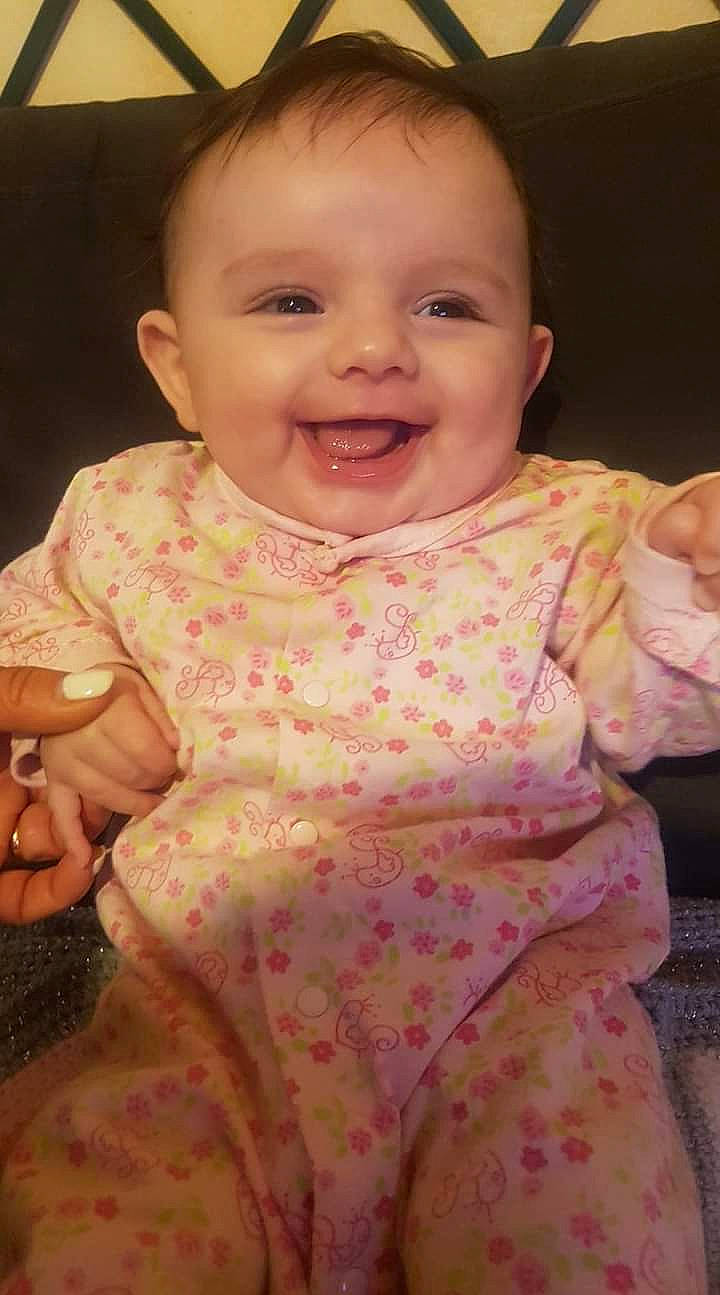 Lina a rejoint le concours — aidez-le/la à gagner de superbes lots ! arm, baby_toddler_clothing, cheek, chin, clothing, eye, eyebrow, face, facial_expression, hair, hairstyle, hand, head, human, joy, lip, mouth, nose, person, product