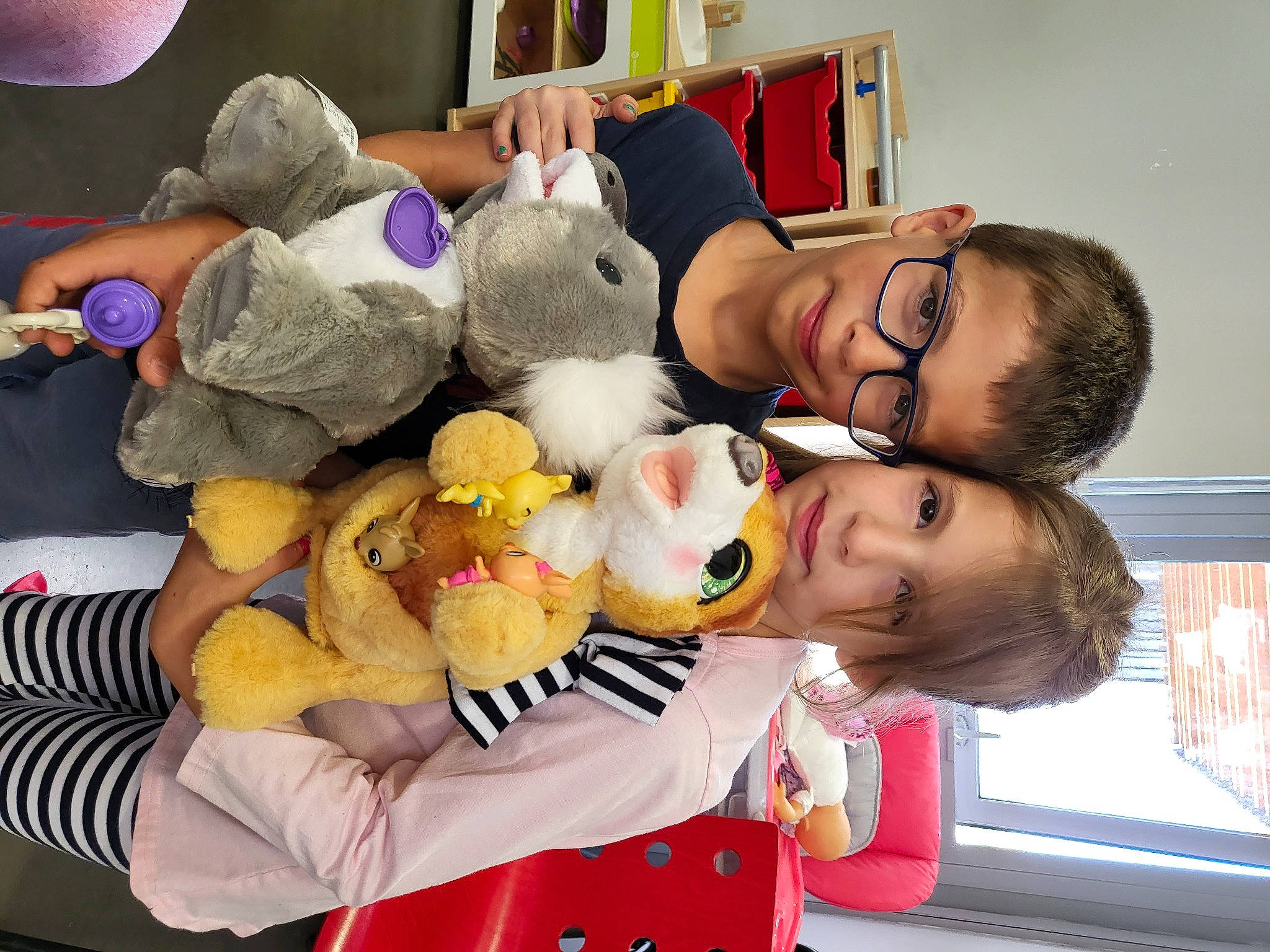 Iliana a rejoint le concours — aidez-le/la à gagner de superbes lots ! baby_toys, child, comfort, event, eyewear, fun, fur, glasses, happy, organ, person, photograph, photography, plush, room, smile, snapshot, stuffed_toy, teddy_bear, toy