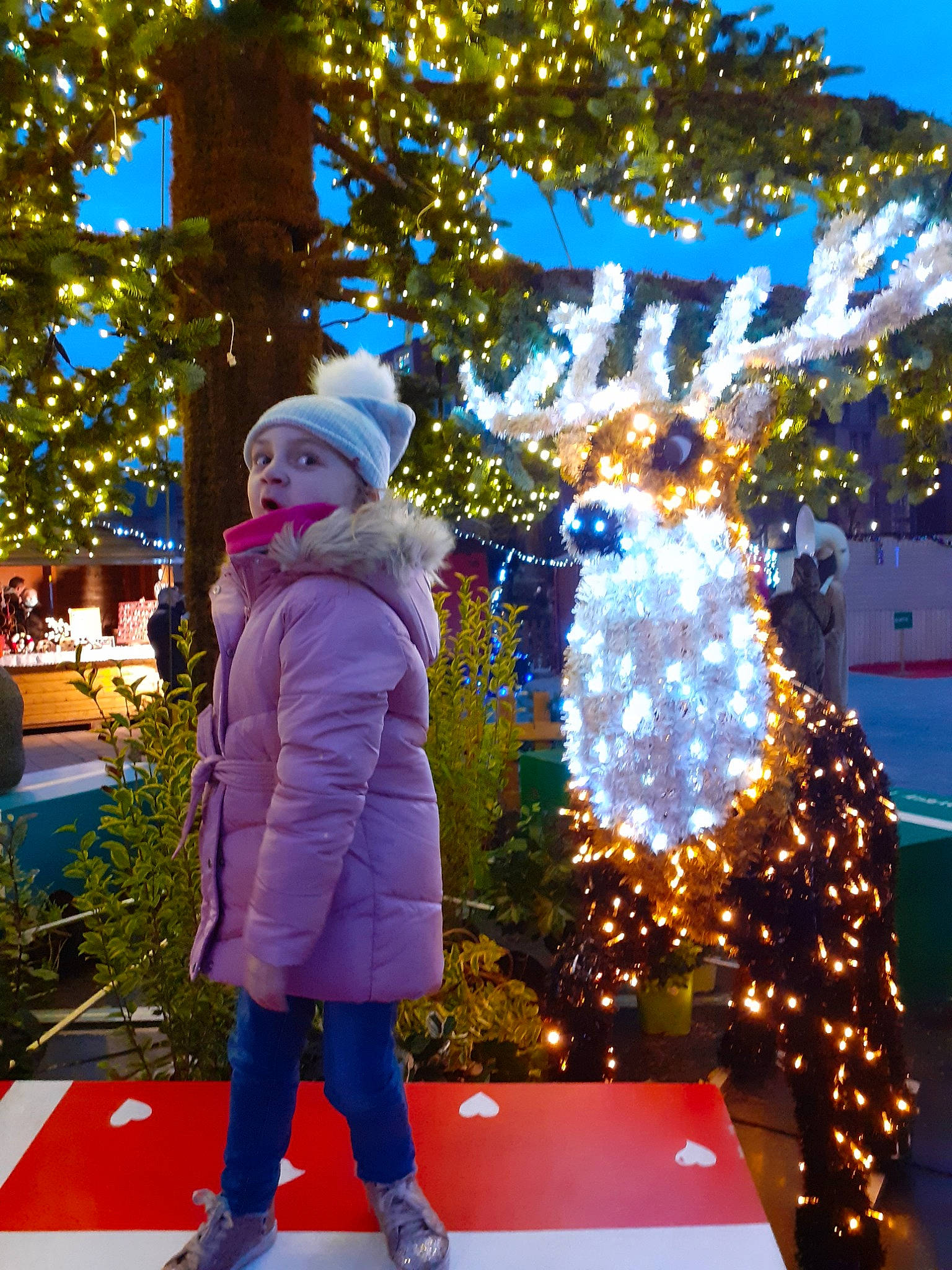 Elina participe au concours pour gagner de l'argent avec cette photo : art, christmas, christmas_decoration, christmas_eve, christmas_lights, christmas_ornament, decoration, electric_blue, event, fun, happy, headwear, holiday, leisure, person, photograph, snapshot, standing, tree, white