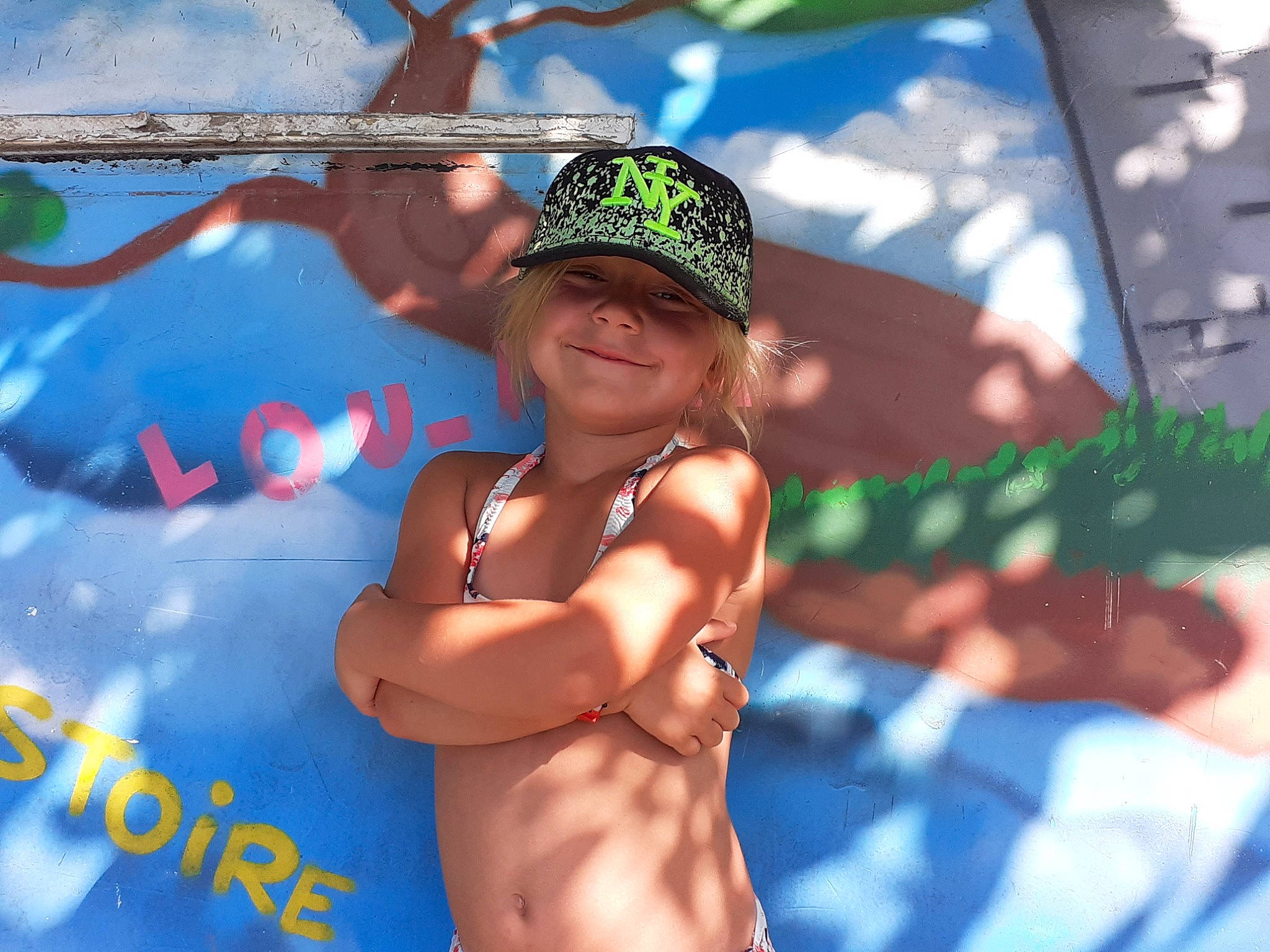 Elina participe au concours pour gagner de l'argent avec cette photo : abdomen, barechested, baseball_cap, cap, chest, event, finger, fun, gesture, happy, hat, headwear, joy, leisure, muscle, navel, person, smile, sun_hat, thumb