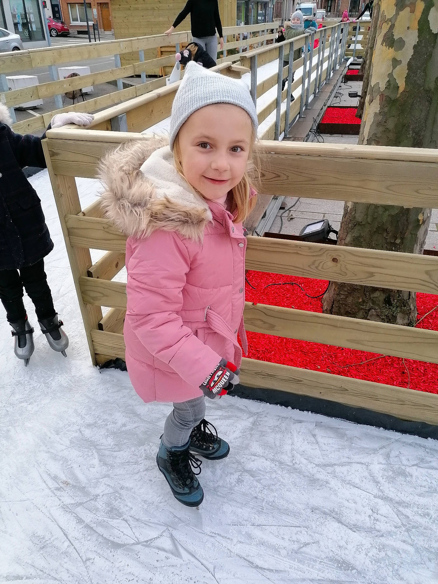 Elina a rejoint le concours — aidez-le/la à gagner de superbes lots ! child, event, freezing, fun, happy, headwear, jacket, joy, leisure, magenta, outerwear, person, playing_in_the_snow, recreation, shoe, smile, sneakers, snow, toddler, travel