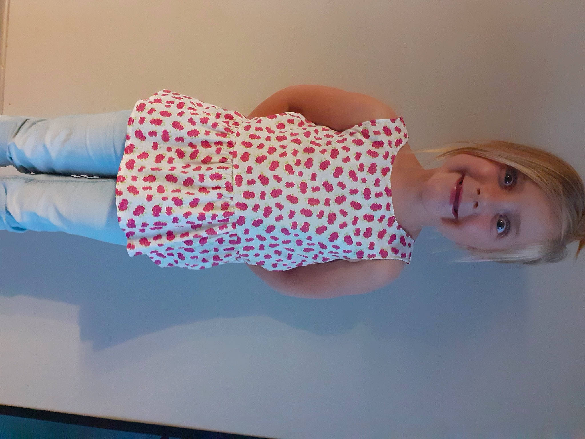 Elina participe au concours pour gagner de l'argent avec cette photo : carmine, design, elbow, electric_blue, fashion_accessory, gesture, happy, human_leg, joint, joy, magenta, nail, pattern, person, pink, sleeve, smile, textile, thigh, thumb