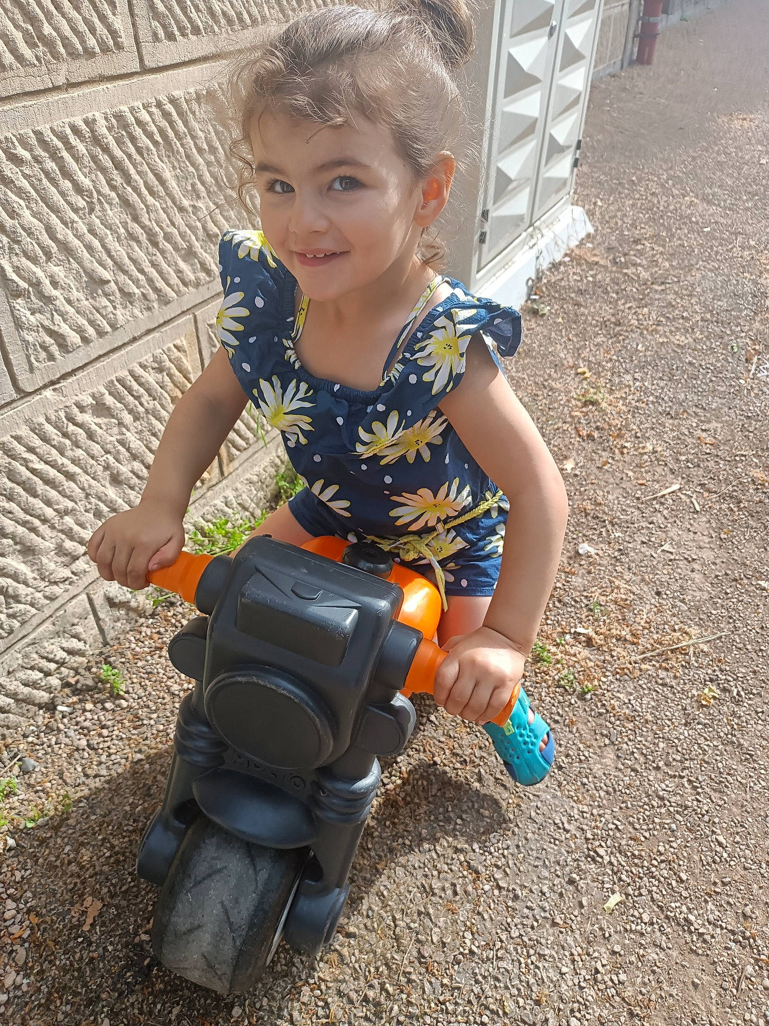 Sirine a rejoint le concours — aidez-le/la à gagner de superbes lots ! baby_toddler_clothing, child, electric_blue, eye, face, fun, grass, hair, happy, head, human_leg, joy, people_in_nature, person, recreation, sandal, sitting, smile, soil, toddler