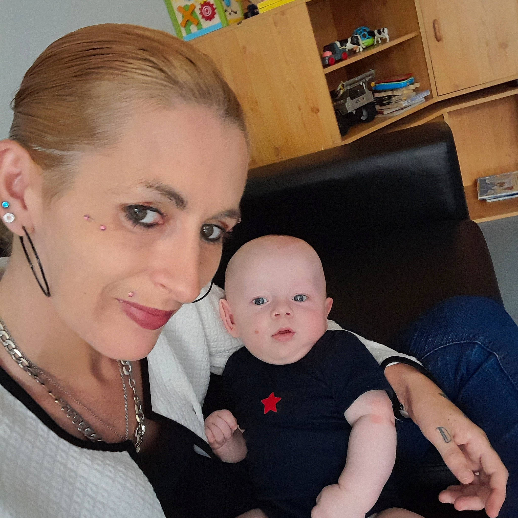 Timeo a rejoint le concours — aidez-le/la à gagner de superbes lots ! baby, baby_toddler_clothing, bookcase, cheek, chin, couch, ear, earrings, eye, eyelash, fun, happy, iris, jewellery, joy, lap, organ, person, picture_frame, skin