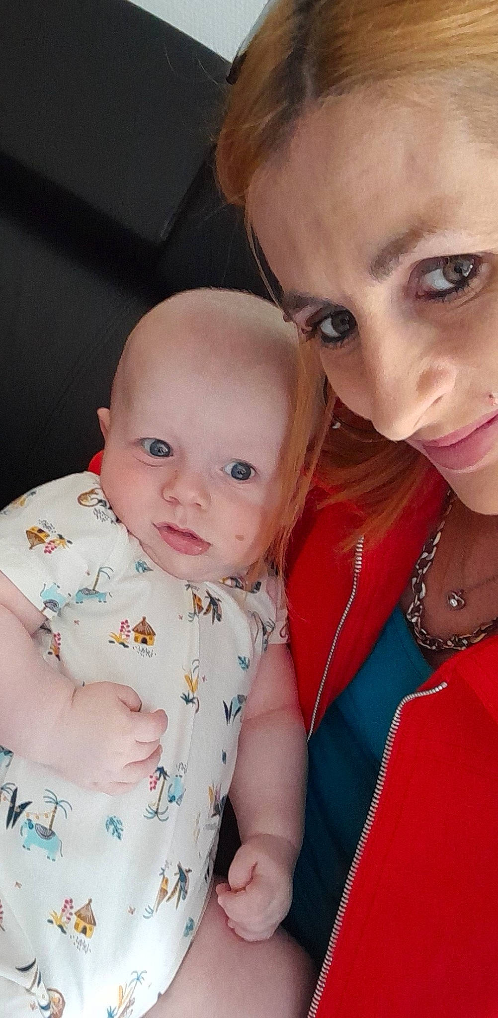 Timeo participe au concours pour gagner de l'argent avec cette photo : baby_toddler_clothing, cheek, chin, ear, eye, eyebrow, eyelash, face, gesture, hair, happy, head, iris, lip, mouth, neck, nose, organ, person, shoulder