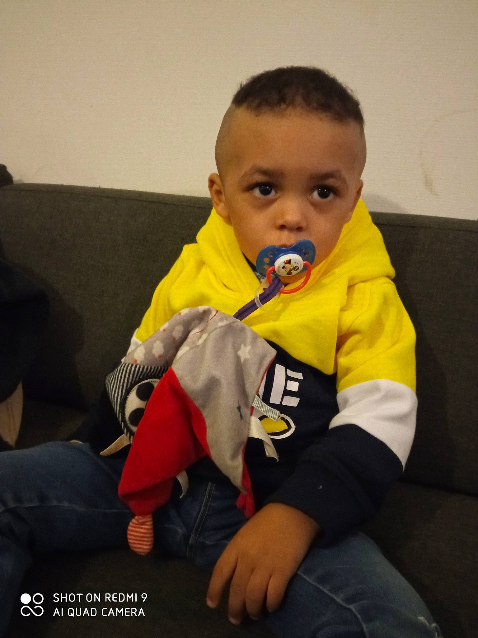 Sulivan participe au concours pour gagner de l'argent avec cette photo : arm, baby, baby_toddler_clothing, chair, cheek, child, comfort, couch, finger, flooring, fun, happy, person, play, room, sitting, skin, sleeve, t_shirt, thumb