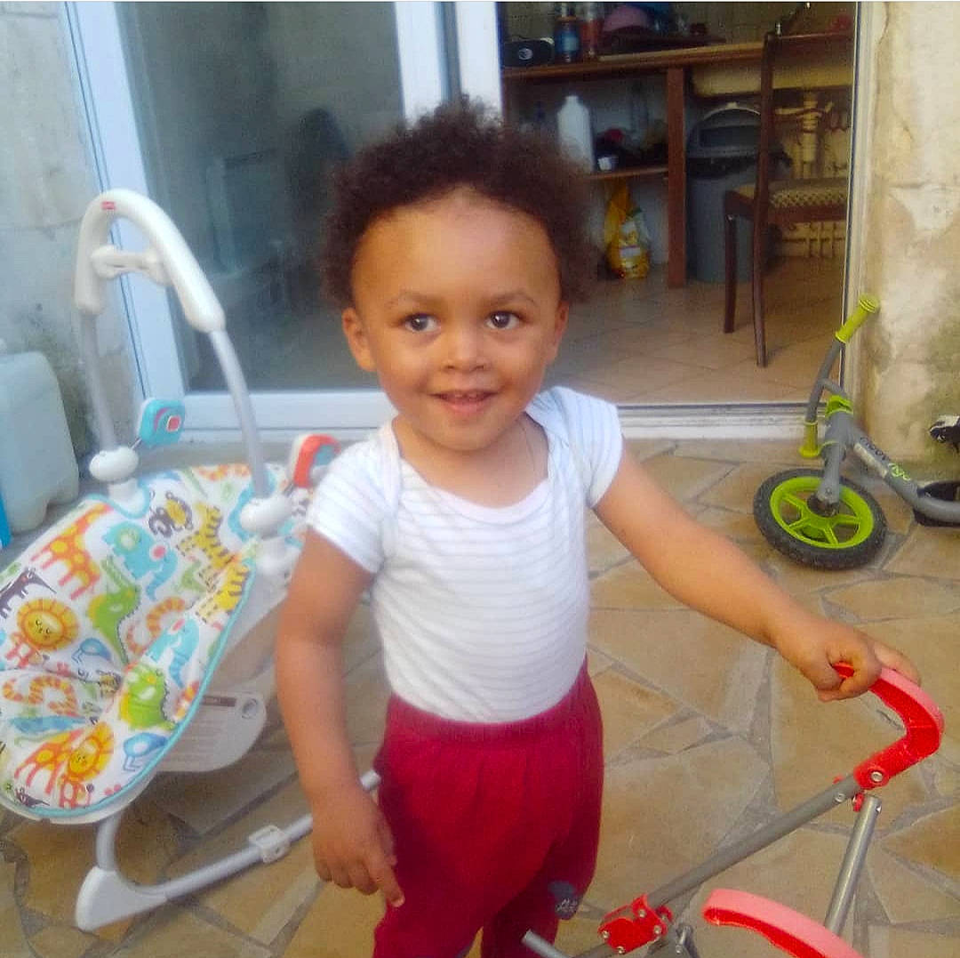 Sulivan a rejoint le concours — aidez-le/la à gagner de superbes lots ! automotive_tire, baby_toddler_clothing, bicycle_tire, chair, child, eye, floor, flooring, fun, happy, joy, leg, leisure, person, shorts, sink, smile, t_shirt, thigh, tire