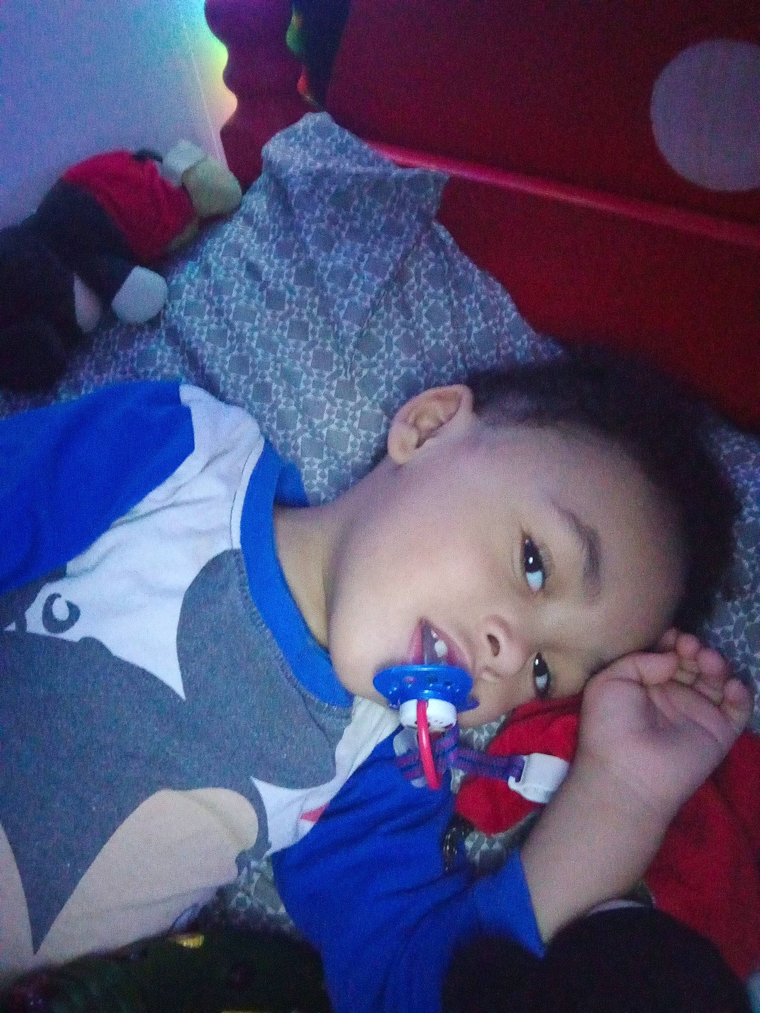 Sulivan a rejoint le concours — aidez-le/la à gagner de superbes lots ! arm, baby_toddler_clothing, cheek, cloud, comfort, cool, electric_blue, eye, finger, fun, hand, happy, human_body, lip, mouth, nose, person, red, skin, toddler