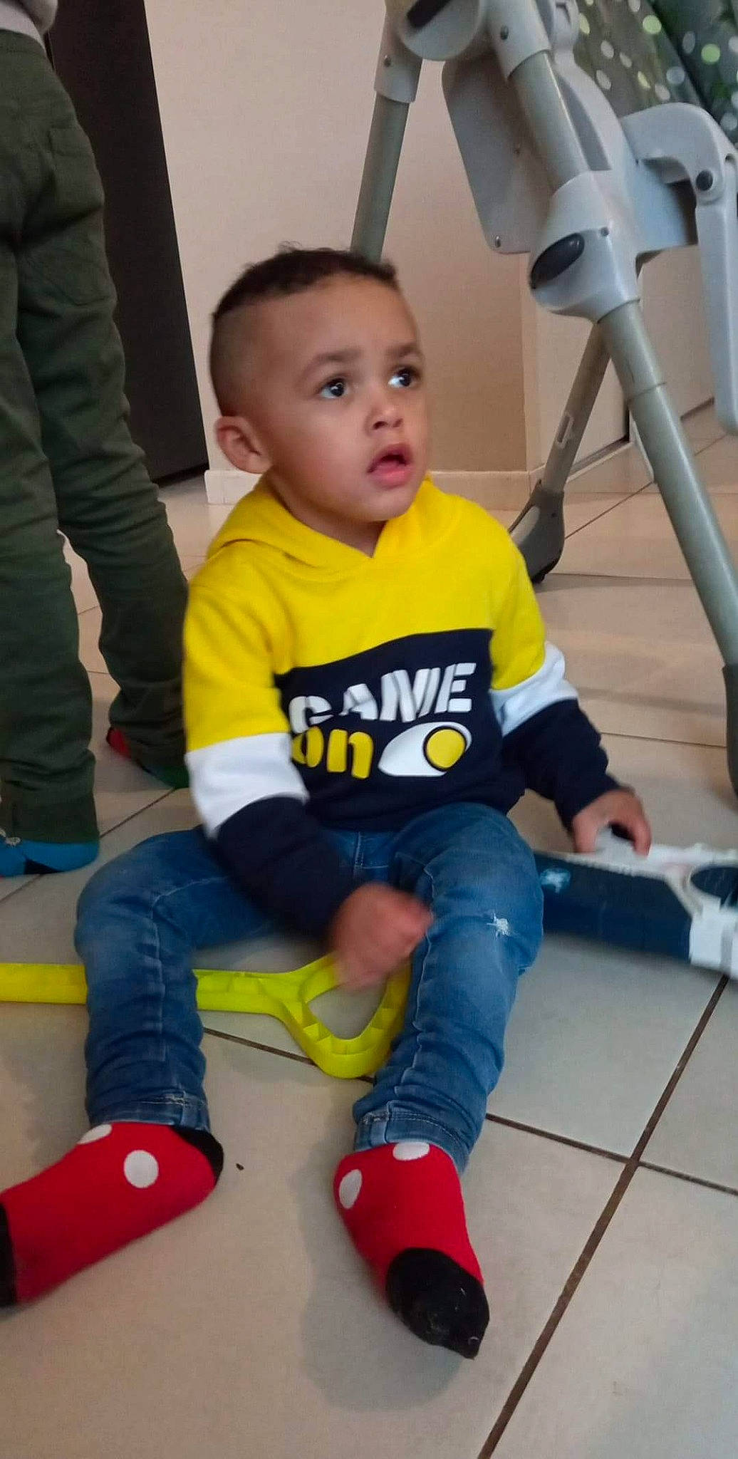 Sulivan a rejoint le concours — aidez-le/la à gagner de superbes lots ! baby_toddler_clothing, chair, child, floor, flooring, fun, human_leg, joint, knee, leg, leisure, person, product, shoe, sitting, sneakers, sock, surprise, thigh, toddler