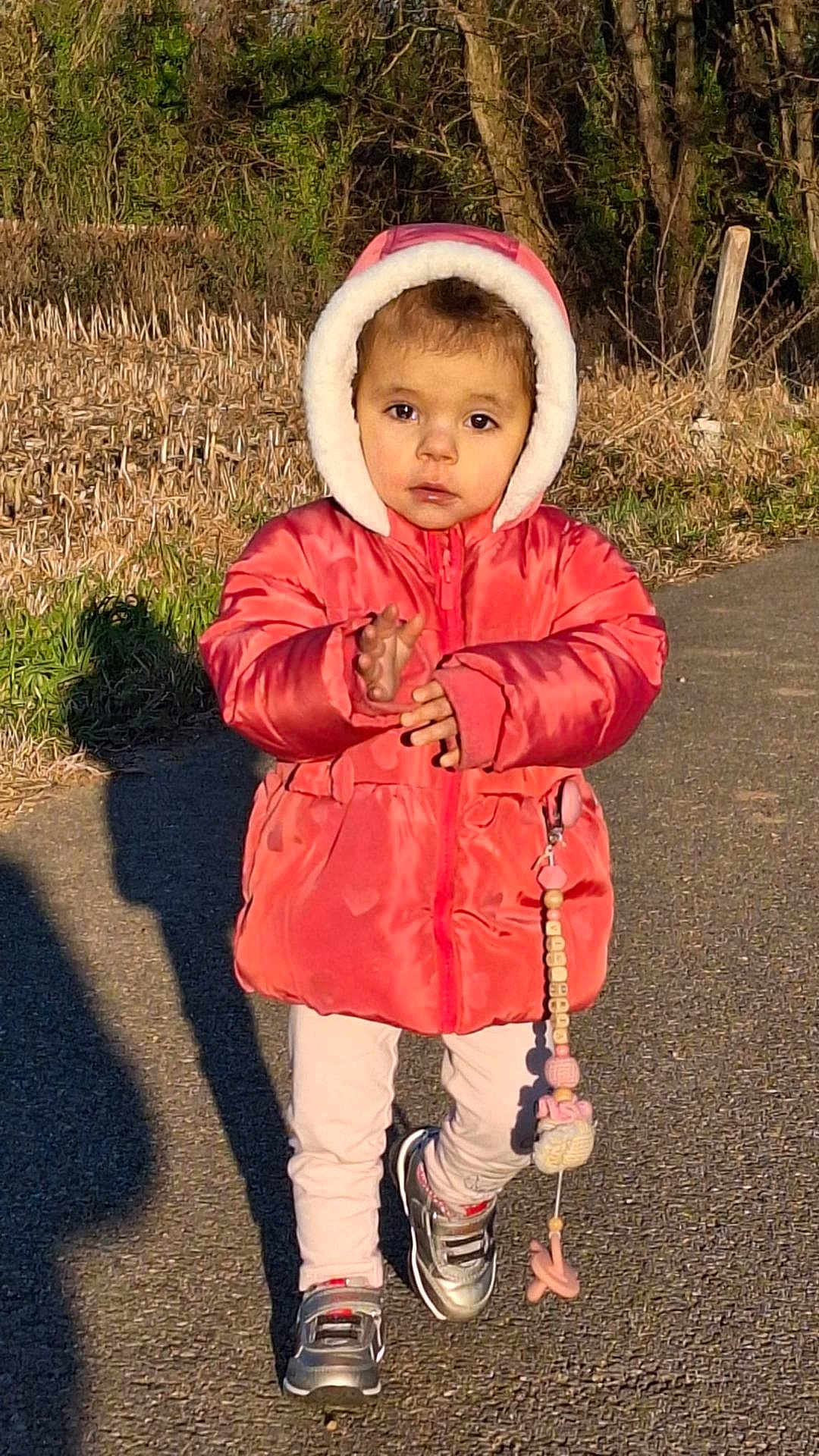 Rialland Victoria a rejoint le concours — aidez-le/la à gagner de superbes lots ! toddler, child, jacket, hood, outdoor, walking, path, sunlight, nature, trees, grass, pacifier, clip, shoes, pants, winter, cold, expression, cute, person