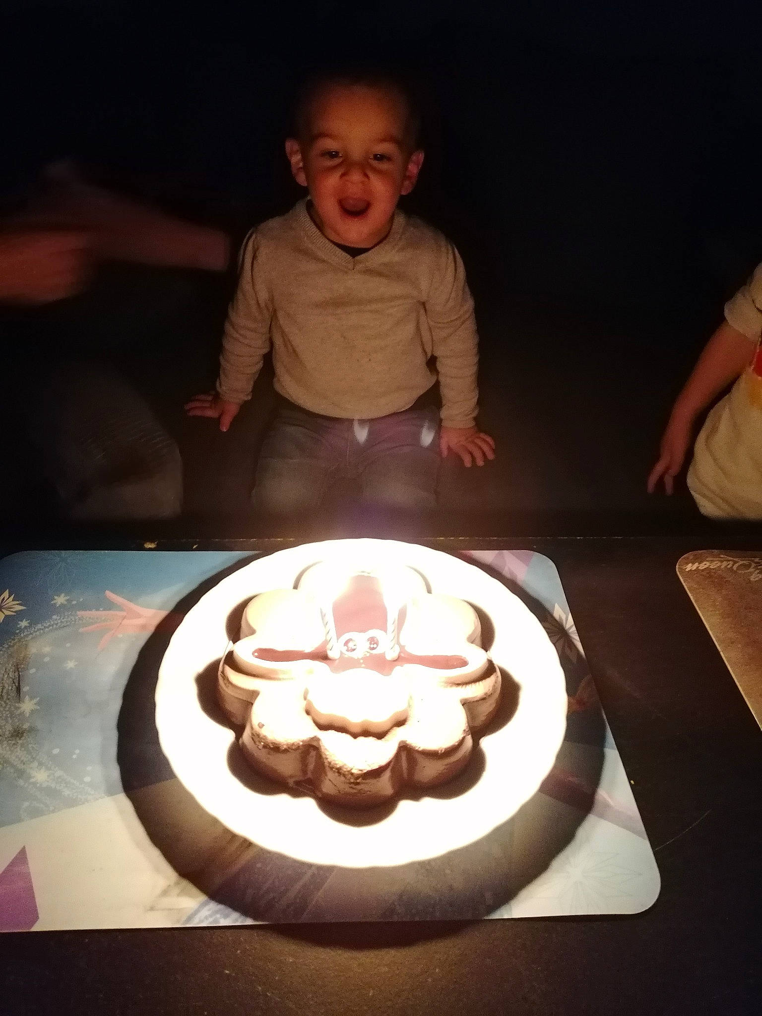 Tyago a rejoint le concours — aidez-le/la à gagner de superbes lots ! baby, baked_goods, balance, cake, circle, dessert, person, symmetry