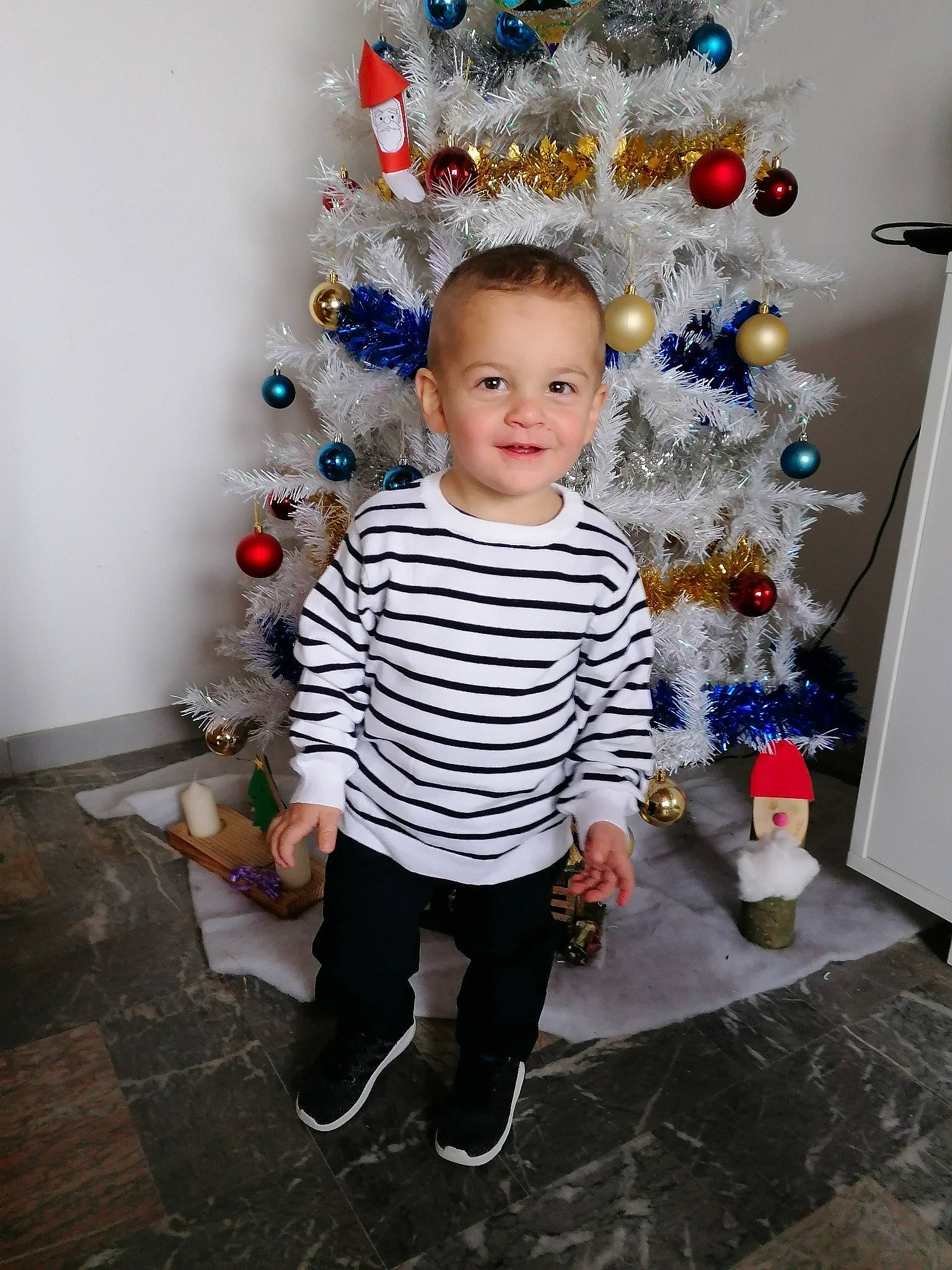 Tyago a rejoint le concours — aidez-le/la à gagner de superbes lots ! baby, baby_toddler_clothing, child, christmas, christmas_decoration, christmas_eve, christmas_lights, christmas_ornament, christmas_tree, floor, flooring, holiday, holiday_ornament, home, interior_design, joy, living_room, ornament, person, toddler