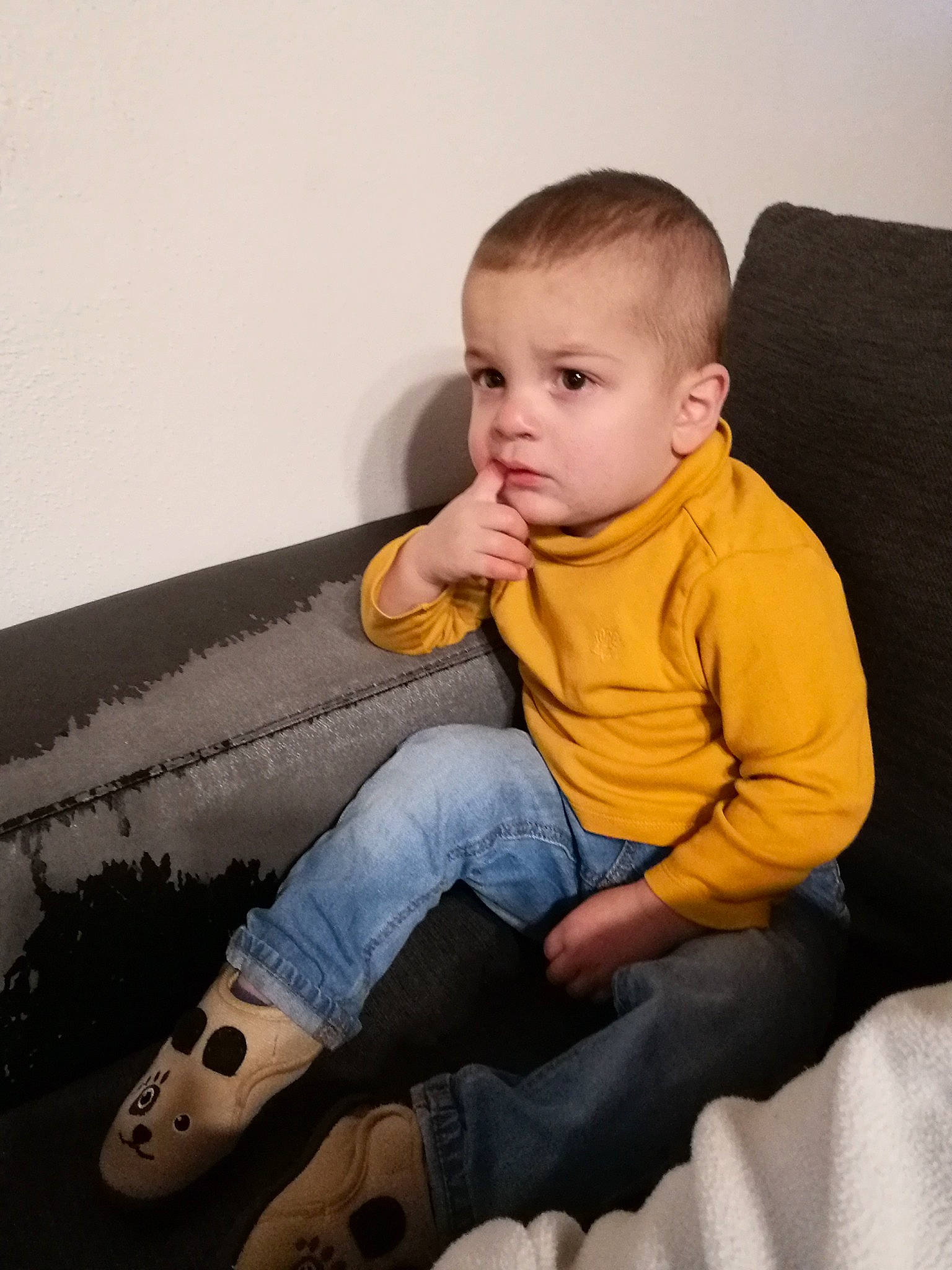 Tyago participe au concours pour gagner de l'argent avec cette photo : ankle, baby, baby_toddler_clothing, cheek, child, comfort, couch, denim, ear, foot, human, human_body, jeans, lap, living_room, person, shoe, sitting, sock, toddler