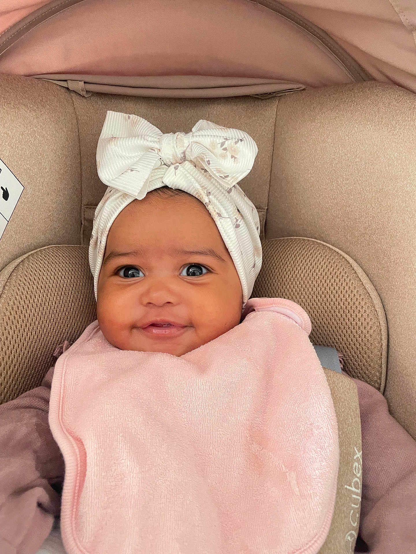 Leyah participe au concours pour gagner de l'argent avec cette photo : baby, infant, smiling, face, headband, pink_bib, car_seat, child, cute, happy, clothing, portrait, close_up, indoor, young_child, baby_accessory, comfort, seat_belt, soft_texture, adorable