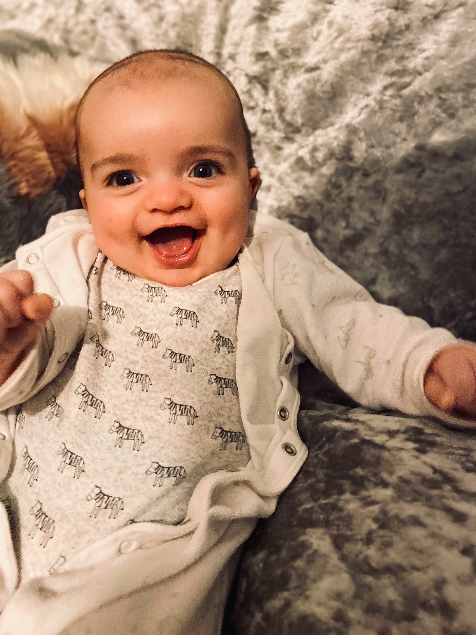 Bo is registered to the contest to win money with this photo: arm, baby, baby_toddler_clothing, cheek, eye, face, finger, flash_photography, gesture, hand, happy, head, human, human_body, lip, nose, organ, person, skin, sleeve