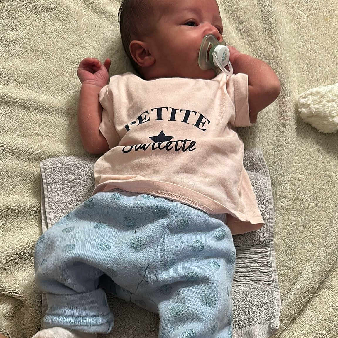 Nanou participe au concours pour gagner de l'argent avec cette photo : baby, bed, blanket, clothing, couch, cushion, face, furniture, head, homedecor, newborn, pants, person, photography, portrait, shorts, sitting, sleeping, t_shirt, towel