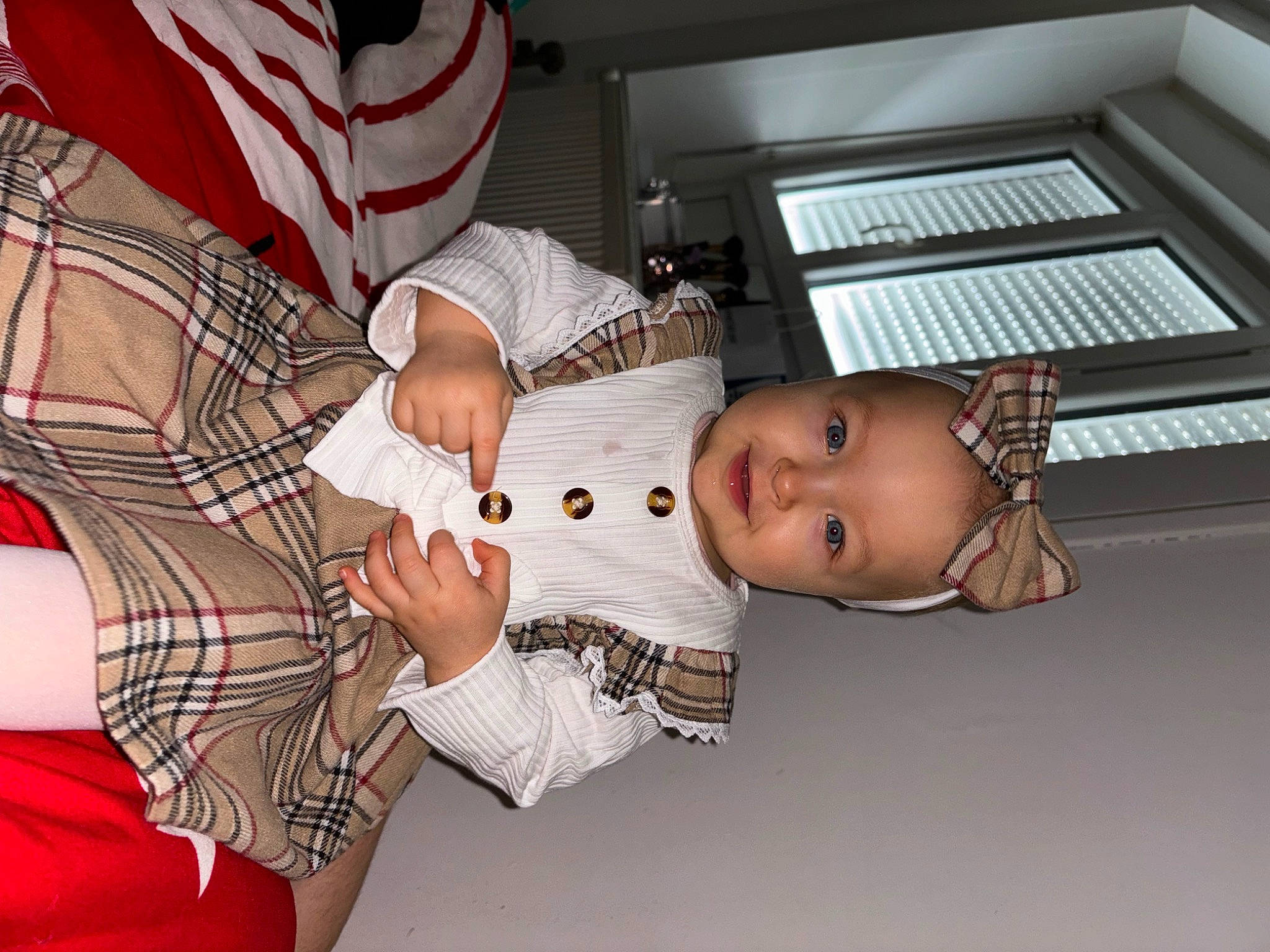Eva participe au concours pour gagner de l'argent avec cette photo : baby, baby_products, baby_toddler_clothing, carmine, child, comfort, event, flag, flag_day_usa, flag_of_the_united_states, hat, pattern, person, plaid, room, sleeve, smile, tartan, toddler