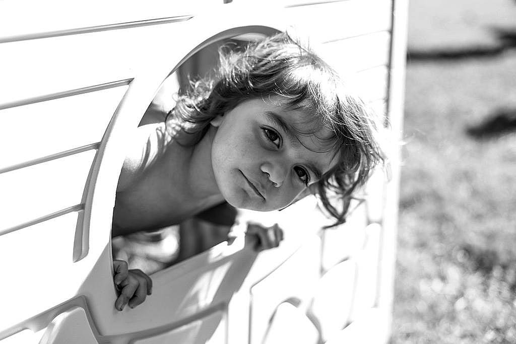 Lili-rose a rejoint le concours — aidez-le/la à gagner de superbes lots ! automotive_design, automotive_exterior, black_and_white, chair, child, facial_expression, flash_photography, grass, hairstyle, happy, monochrome, monochrome_photography, motor_vehicle, people_in_nature, person, sitting, style, toddler, tree, vehicle_door