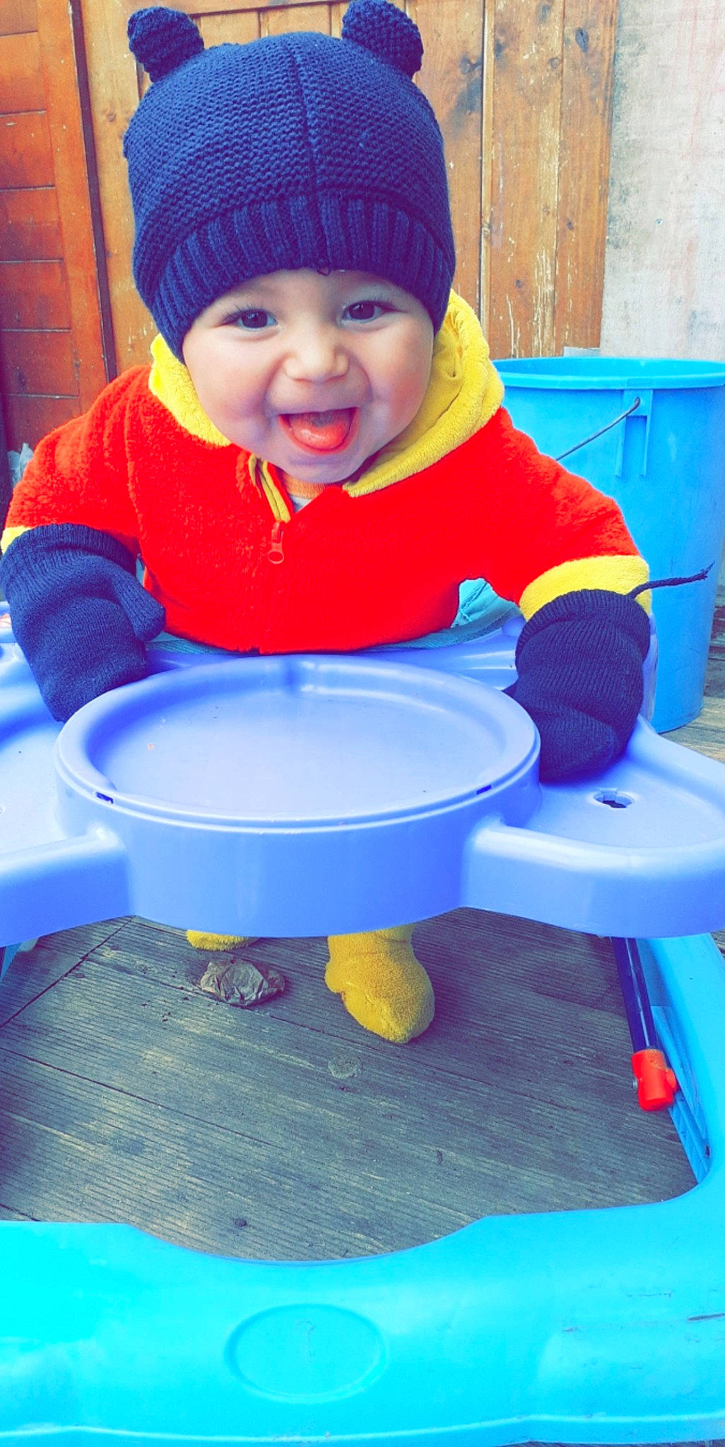 Kaylann a rejoint le concours — aidez-le/la à gagner de superbes lots ! baby_toddler_clothing, blue, cap, child, electric_blue, face, facial_expression, fun, happy, headgear, headwear, outdoor_play_equipment, outerwear, person, purple, recreation, red, sleeve, smile, t_shirt