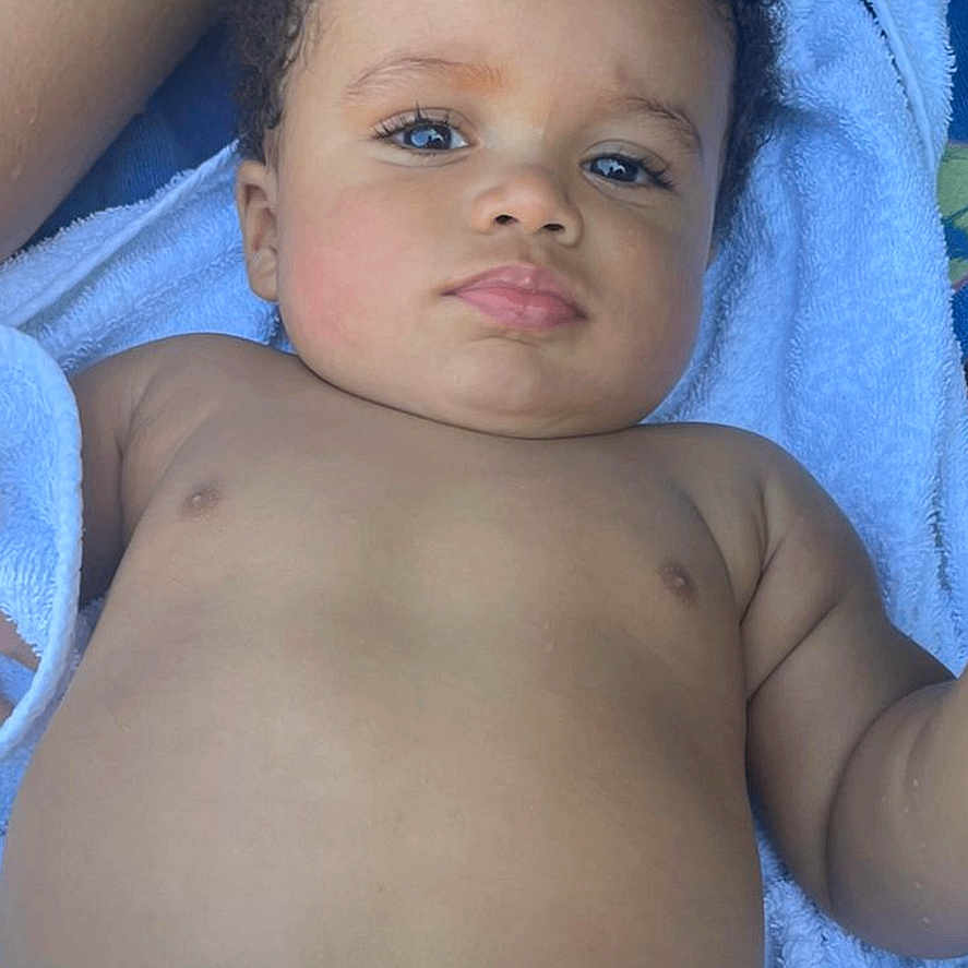 Liwann a rejoint le concours — aidez-le/la à gagner de superbes lots ! architecture, baby, back, bed, blanket, bodypart, building, diaper, face, finger, hand, happy, head, hospital, newborn, person, photography, portrait, smile, towel