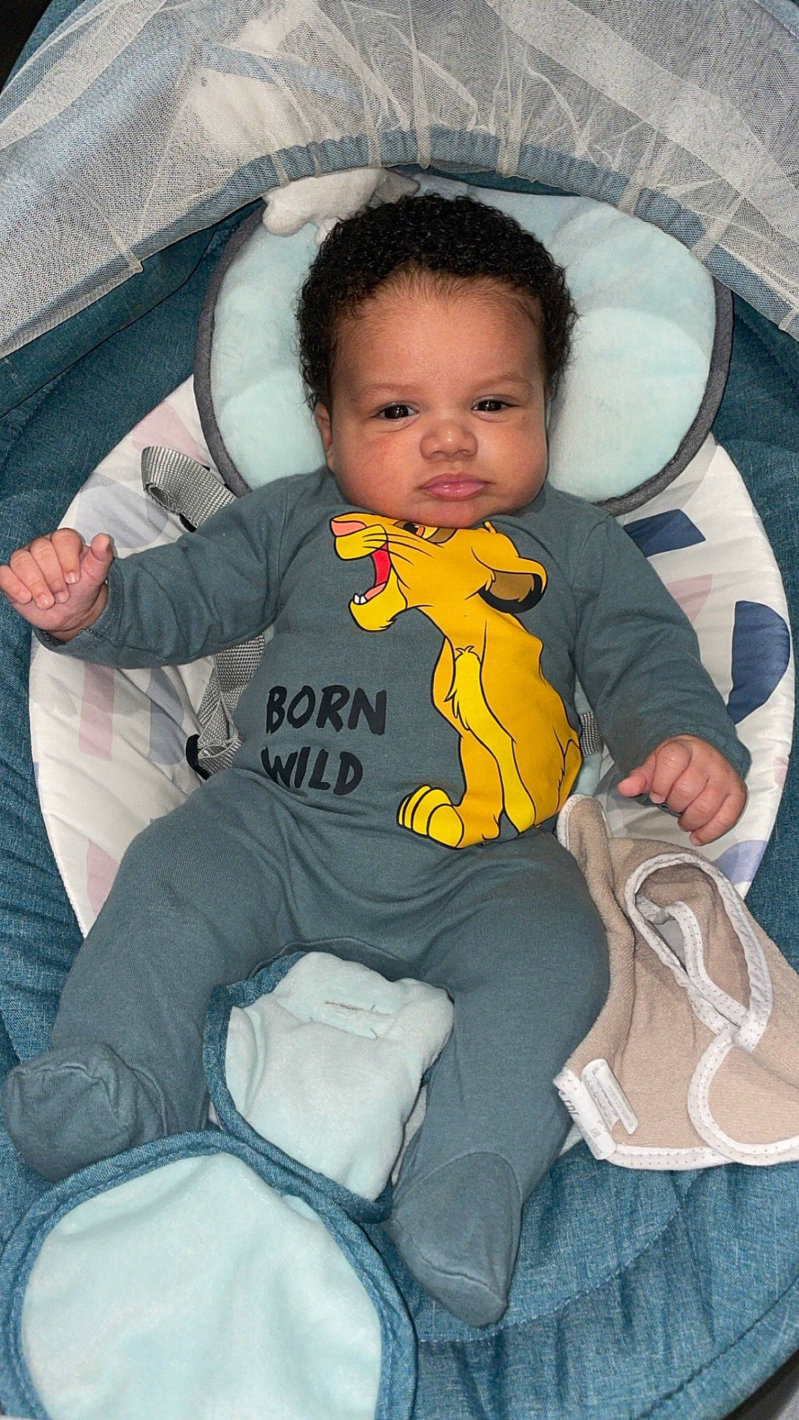 Liwann a rejoint le concours — aidez-le/la à gagner de superbes lots ! arm, auto_part, baby, baby_products, baby_toddler_clothing, car_seat, chair, cheek, child, comfort, cool, finger, fun, happy, head, lap, person, plant, sitting, skin