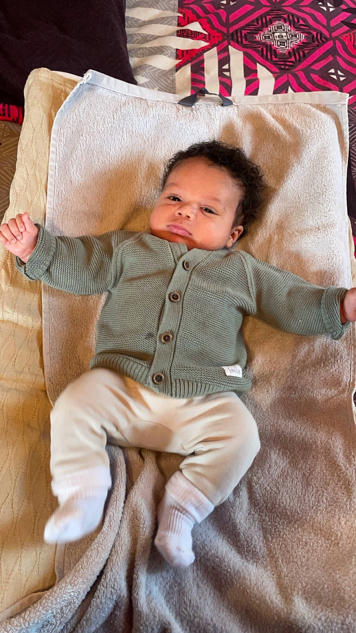 Liwann participe au concours pour gagner de l'argent avec cette photo : baby, baby_products, baby_toddler_clothing, cheek, child, comfort, couch, eye, fur, linens, outerwear, pattern, person, plaid, sitting, skin, sleeve, textile, toddler, wood