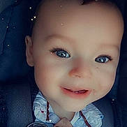 Hugo participe au concours pour gagner de l'argent avec cette photo : baby, child, smiling, blue_eyes, keys, car_seat, seatbelt, close_up, face, hand, cute, happy, indoor, young_child, sparkles, clothing, portrait, person, infant, seat