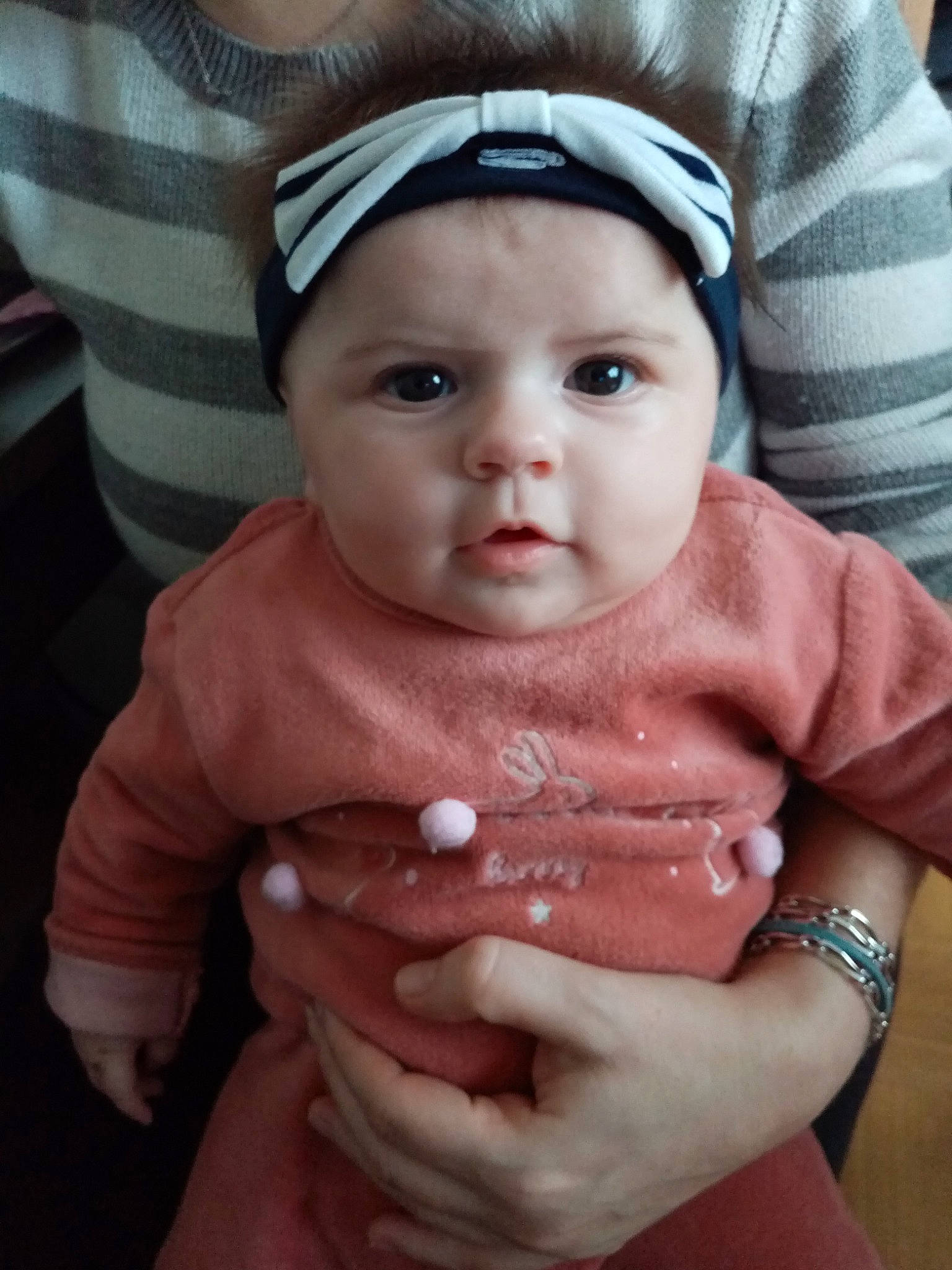 Luna participe au concours pour gagner de l'argent avec cette photo : baby, baby_toddler_clothing, cheek, chin, dress, eye, eyebrow, eyelash, face, finger, gesture, hand, head, headwear, iris, lip, mouth, neck, nose, person