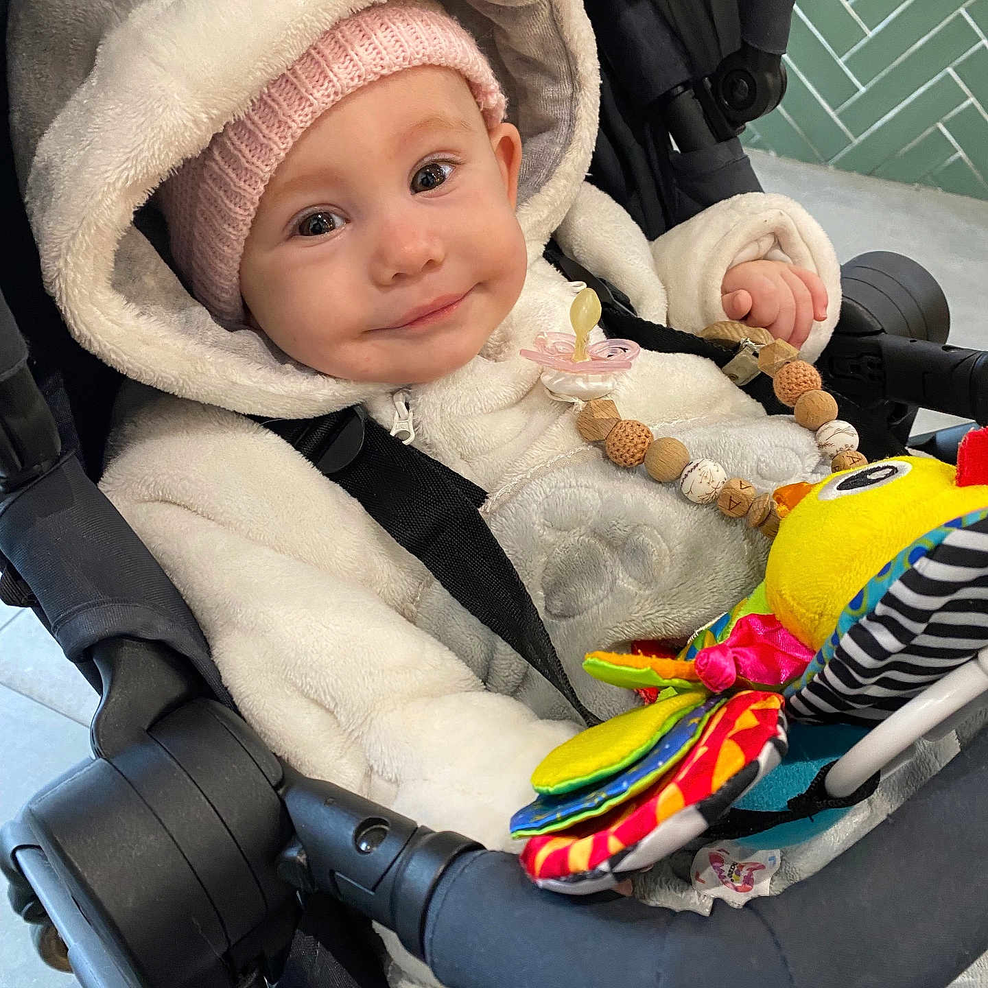 Andrea participe au concours pour gagner de l'argent avec cette photo : baby, blanket, bonnet, car, car_interior, carseat, clothing, coat, face, happy, hat, head, jacket, person, photography, portrait, smile, stroller, transportation, vehicle