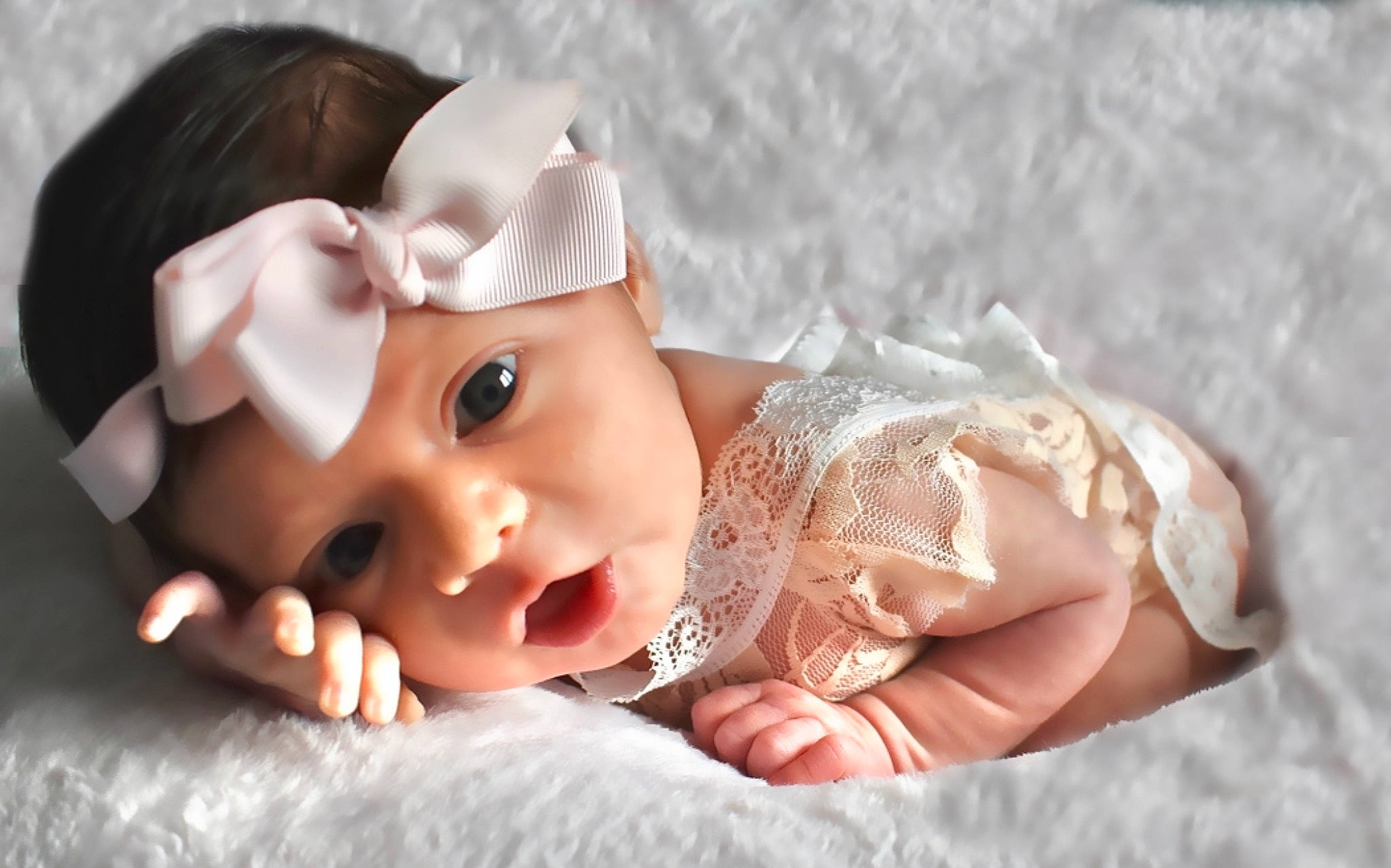 Jade a rejoint le concours — aidez-le/la à gagner de superbes lots ! baby, baby_toddler_clothing, cheek, chin, eye, eyebrow, eyelash, face, flash_photography, grass, happy, head, headgear, headwear, iris, lip, nose, person, pink, skin