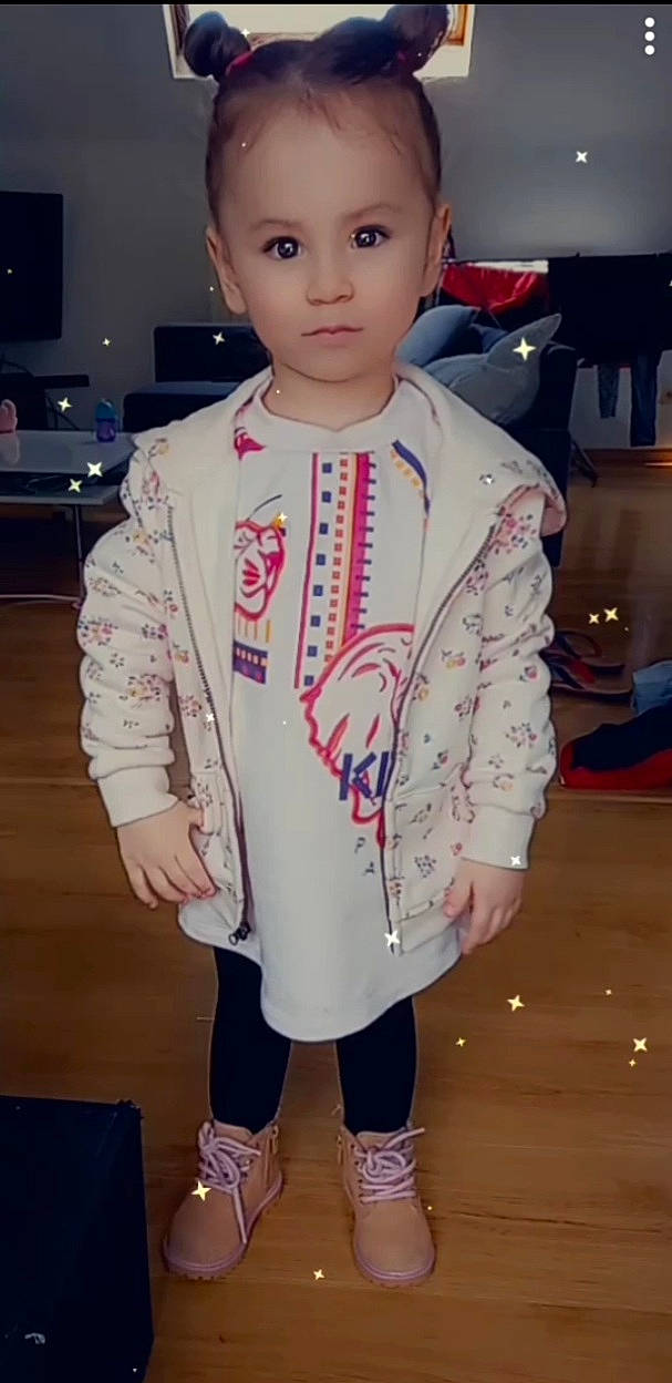 Hava participe au concours pour gagner de l'argent avec cette photo : blazer, child, cool, costume, electric_blue, fashion_accessory, fashion_design, flooring, formal_wear, fun, jewellery, necklace, pattern, person, sleeve, sportswear, street_fashion, t_shirt, toddler, uniform