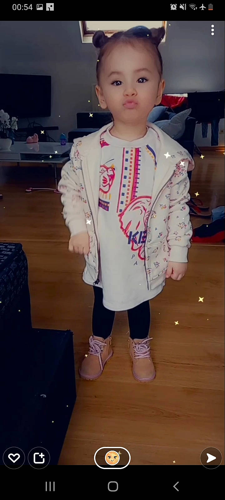 Hava a rejoint le concours — aidez-le/la à gagner de superbes lots ! child, cool, costume, event, eyewear, fashion_design, fun, hat, pattern, person, shoe, sleeve, sneakers, sock, sportswear, standing, street_fashion, television, toddler, uniform