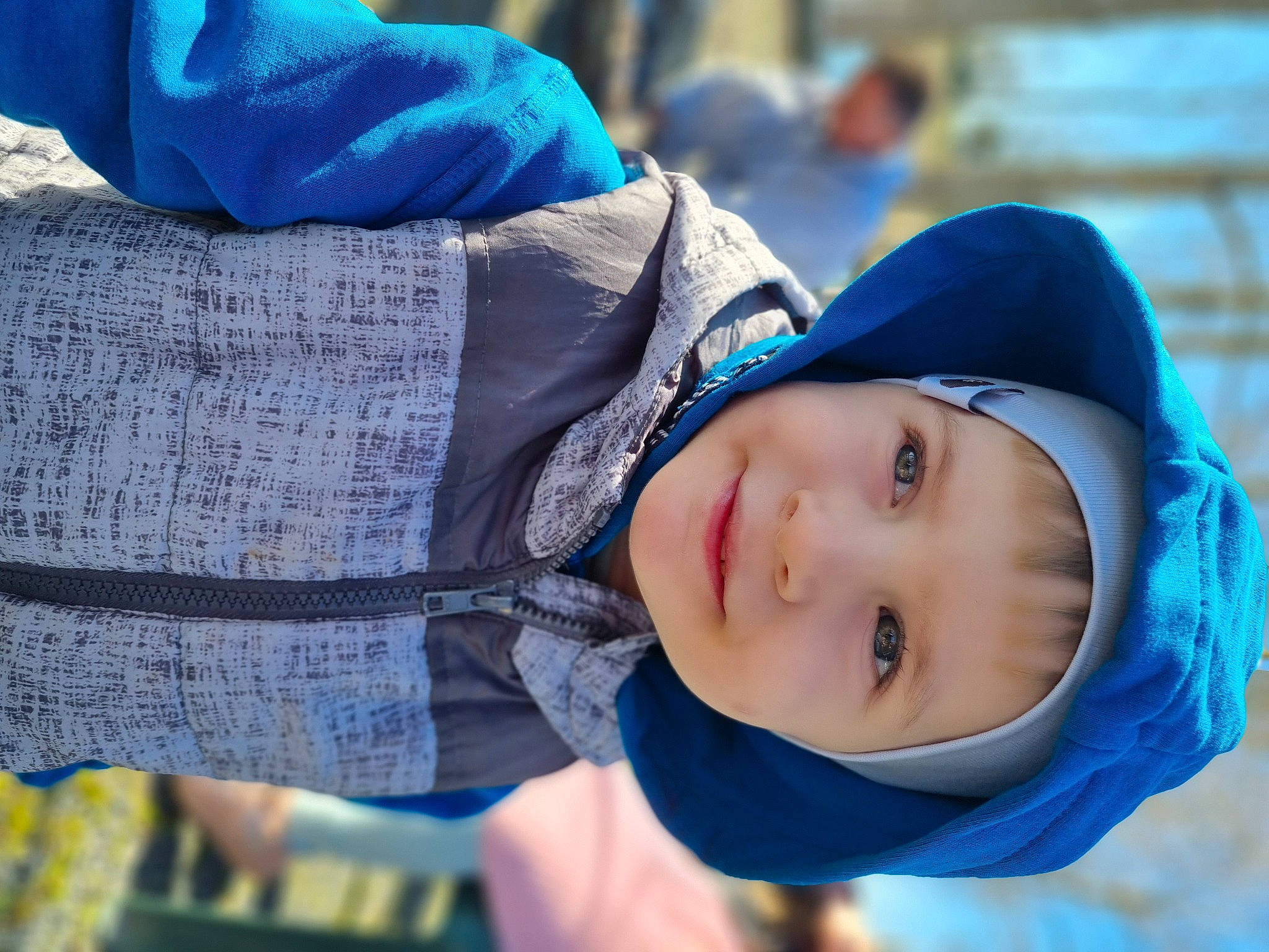 Filip participe au concours pour gagner de l'argent avec cette photo : azure, baby, blue, child, denim, electric_blue, fun, grass, happy, headgear, headwear, leisure, outerwear, person, plant, portrait_photography, recreation, skin, smile, toddler