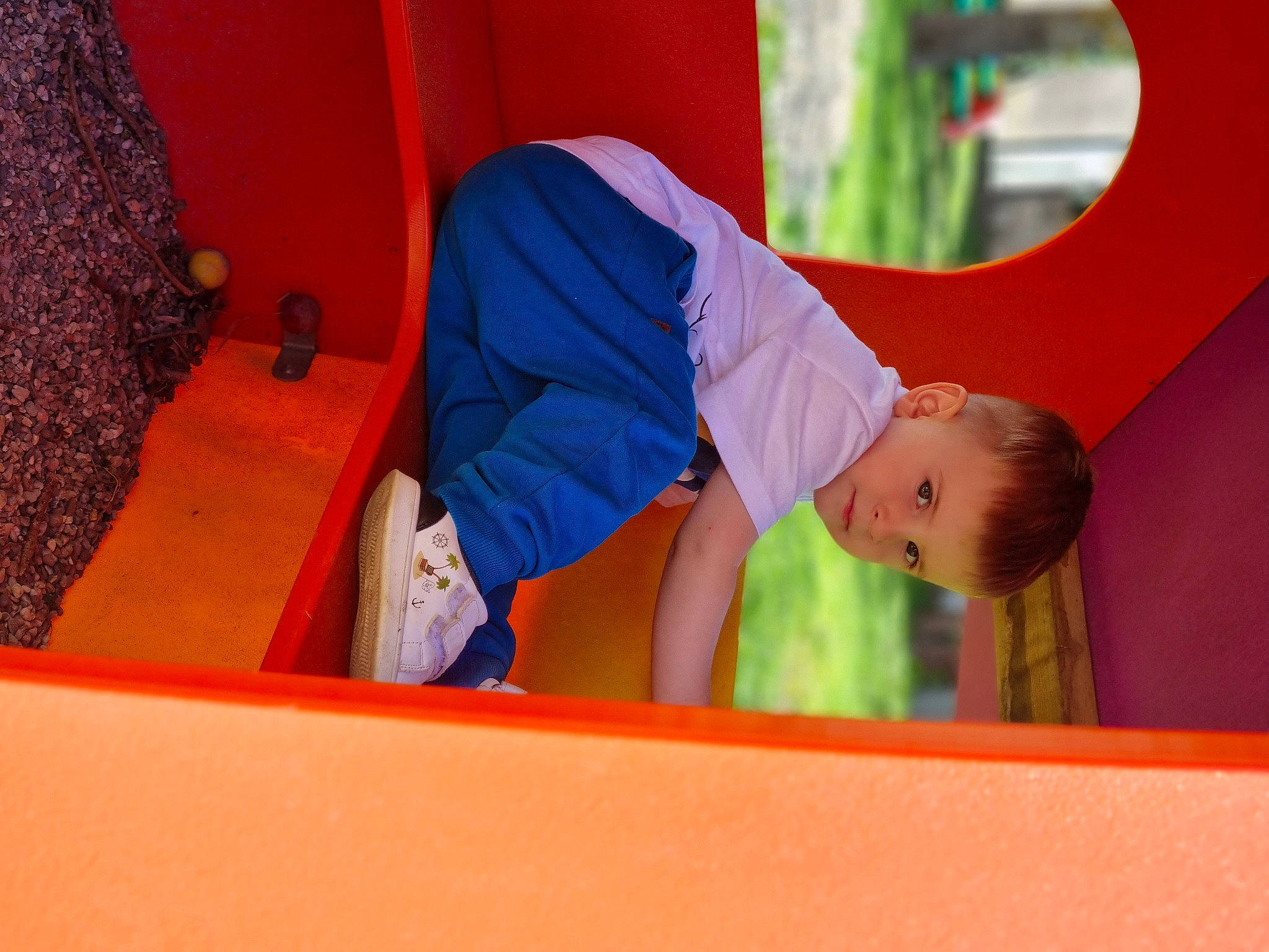 Filip a rejoint le concours — aidez-le/la à gagner de superbes lots ! baby, child, chute, city, fun, grass, leisure, magenta, orange, outdoor_play_equipment, person, play, playground, playground_slide, recreation, room, t_shirt, toddler, tree, vacation