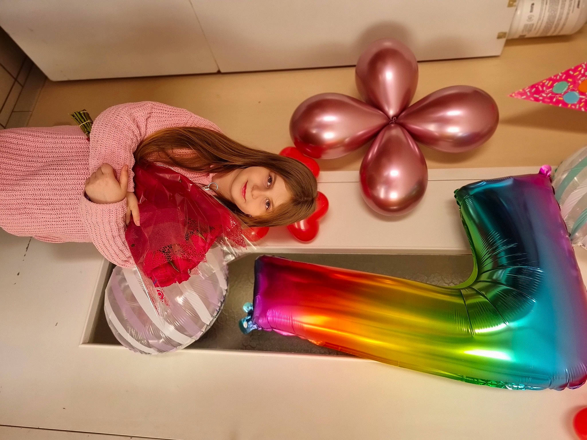 Rania participe au concours pour gagner de l'argent avec cette photo : balloon, fun, joy, leisure, magenta, musical_instrument, party_supply, person, pink, purple, recreation, room, toy, wood