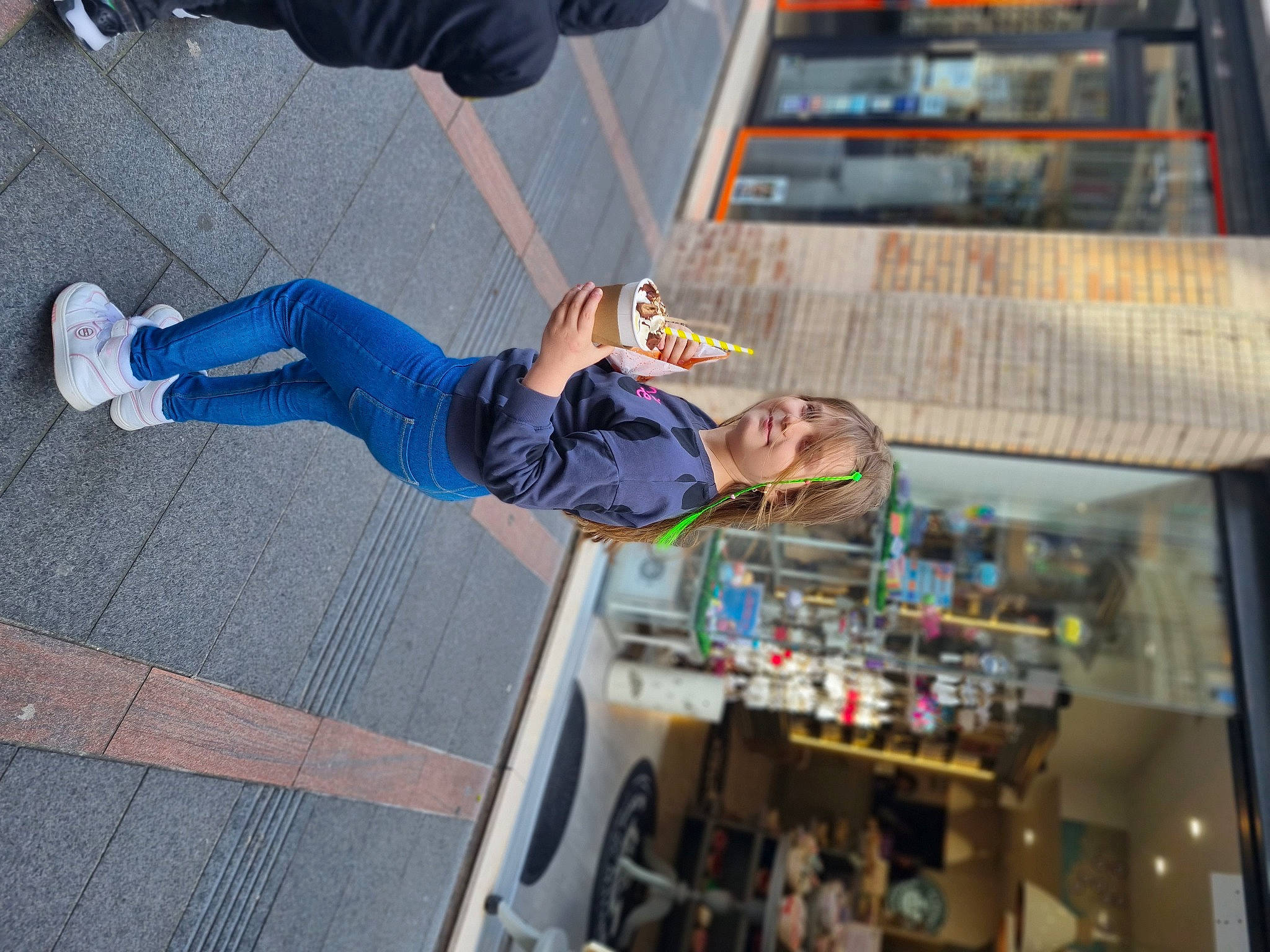 Rania participe au concours pour gagner de l'argent avec cette photo : city, denim, electric_blue, engineering, eyewear, flooring, fun, human_leg, joy, leisure, pedestrian, person, recreation, road, smile, sportswear, street, travel, walking_shoe