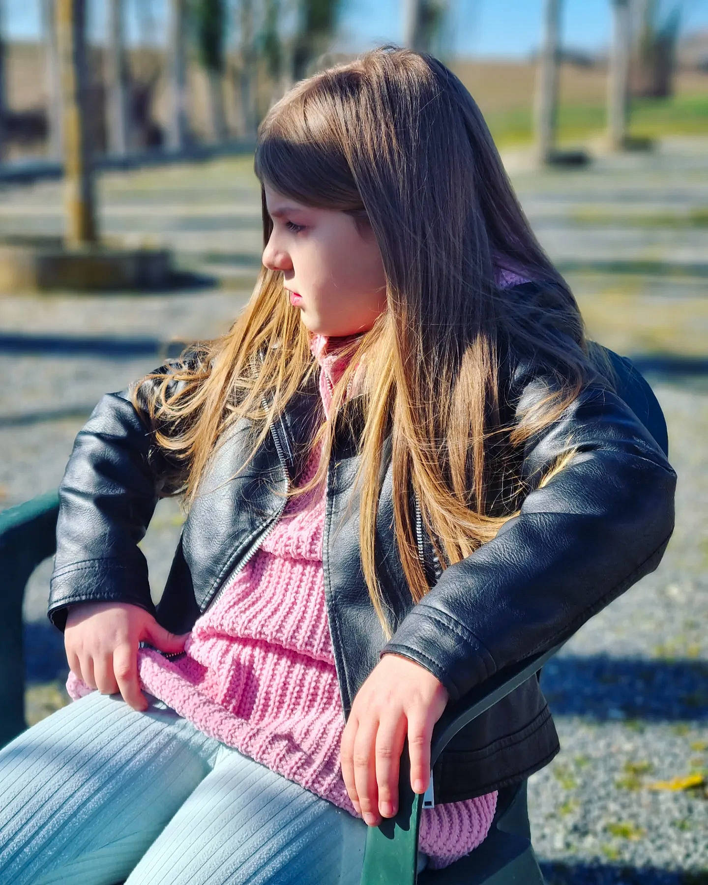 Rania a rejoint le concours — aidez-le/la à gagner de superbes lots ! beauty, cool, daytime, denim, facial_expression, fashion, flash_photography, fun, grass, hair, happy, leather_jacket, leisure, lip, people, people_in_nature, person, plaid, sunlight, tartan