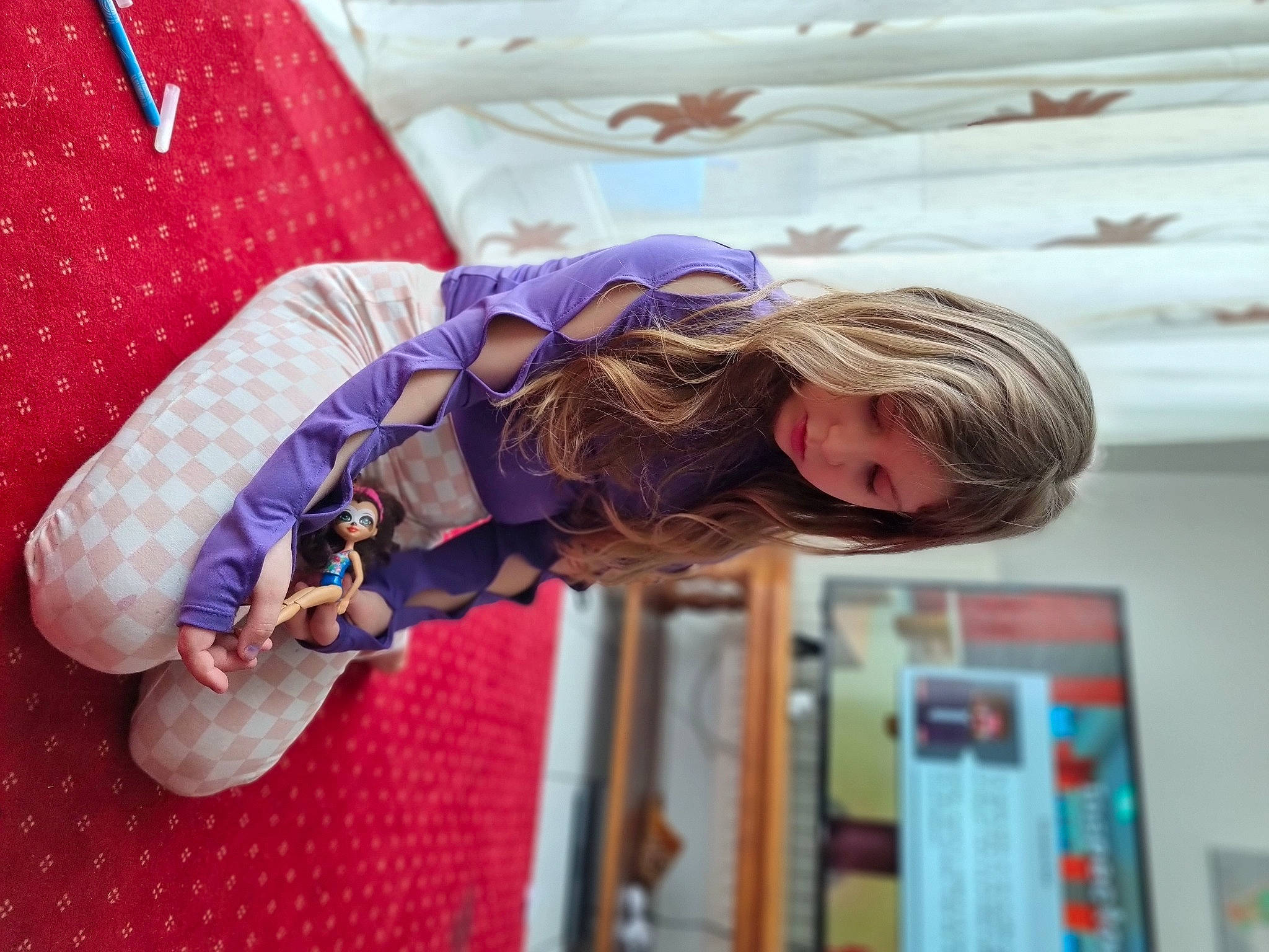 Rania a rejoint le concours — aidez-le/la à gagner de superbes lots ! child, comfort, eyewear, fun, hat, leisure, magenta, person, purple, recreation, room, textile, tree, vacation, visual_arts, window