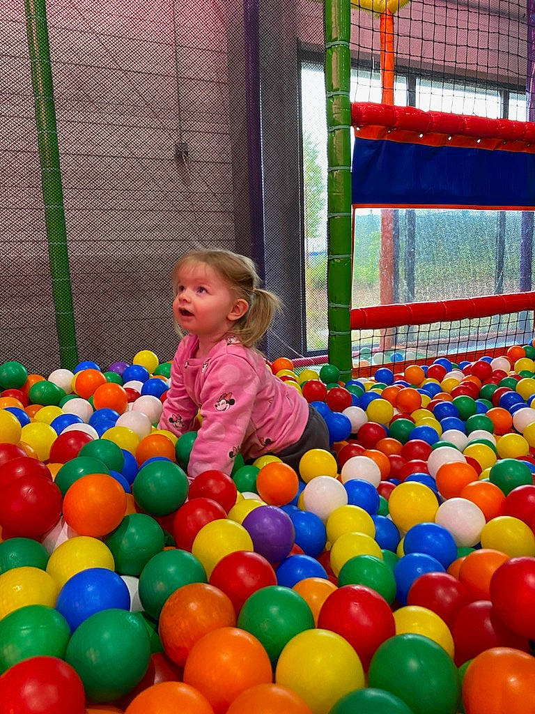Lilou participe au concours pour gagner de l'argent avec cette photo : ball, ball_pit, child, city, event, fun, human_settlement, leisure, mixture, net, people, person, play, play_yard, playground, product, public_space, recreation, snapshot, toddler