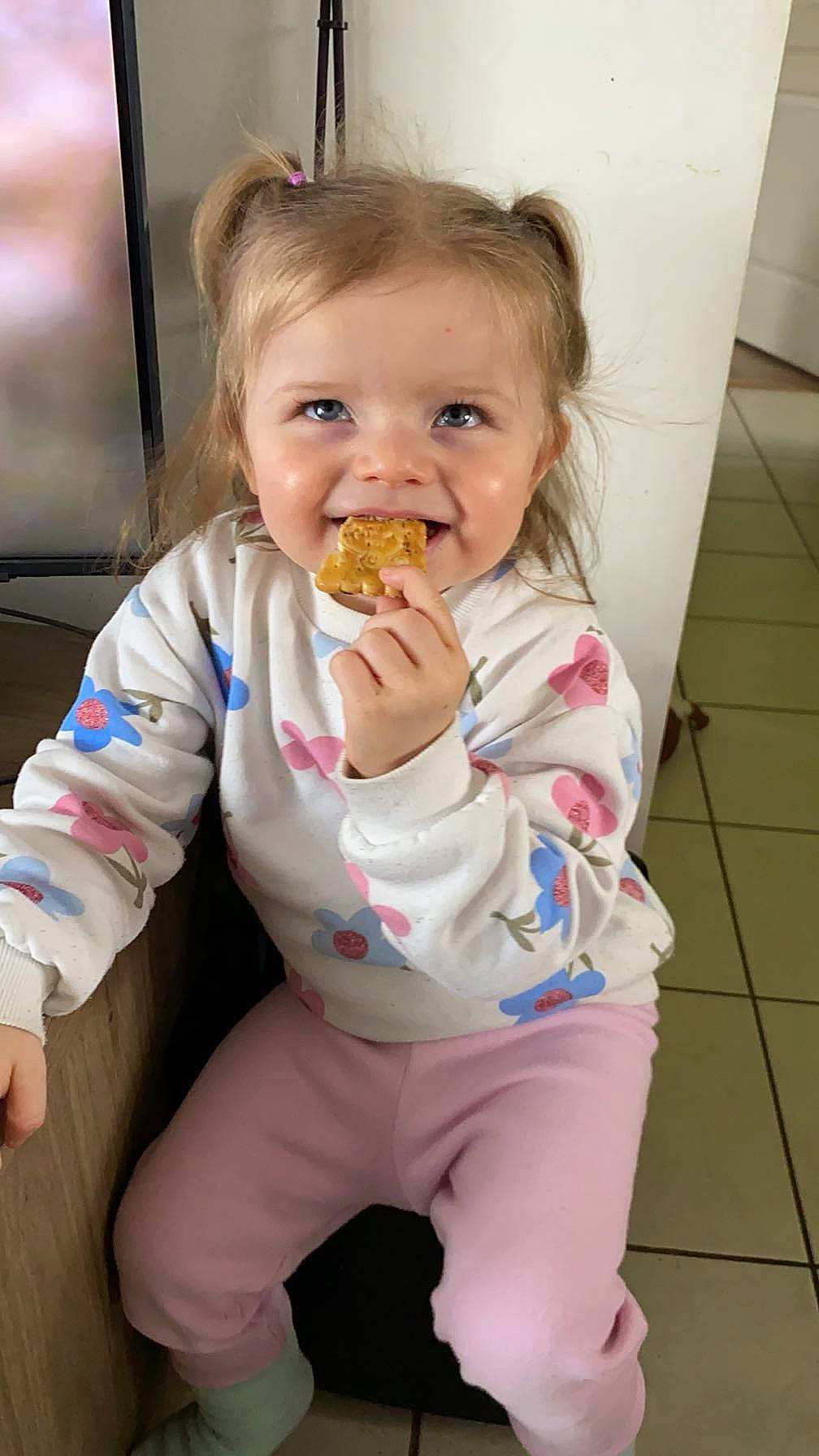Lilou a rejoint le concours — aidez-le/la à gagner de superbes lots ! baby, baby_toddler_clothing, biting, blond, cheek, child, face, food, food_craving, fun, gesture, head, joy, lip, mouth, nose, person, skin, sleeve, tableware