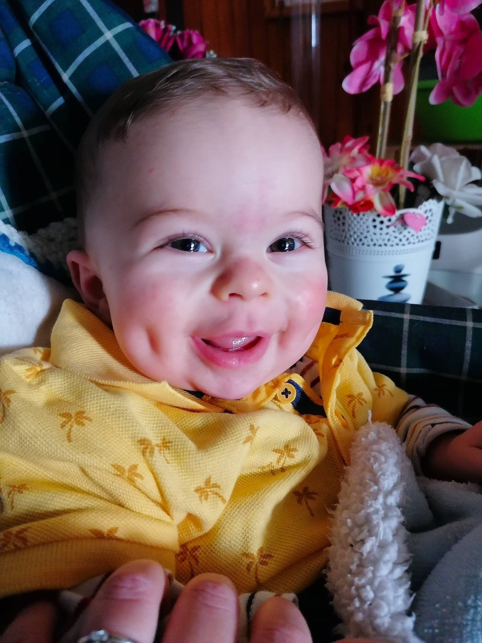 Nahel a rejoint le concours — aidez-le/la à gagner de superbes lots ! baby_toddler_clothing, cheek, chin, eye, eyebrow, face, flowerpot, gesture, hairstyle, happy, head, iris, lip, mouth, nose, person, pink, plant, skin, smile