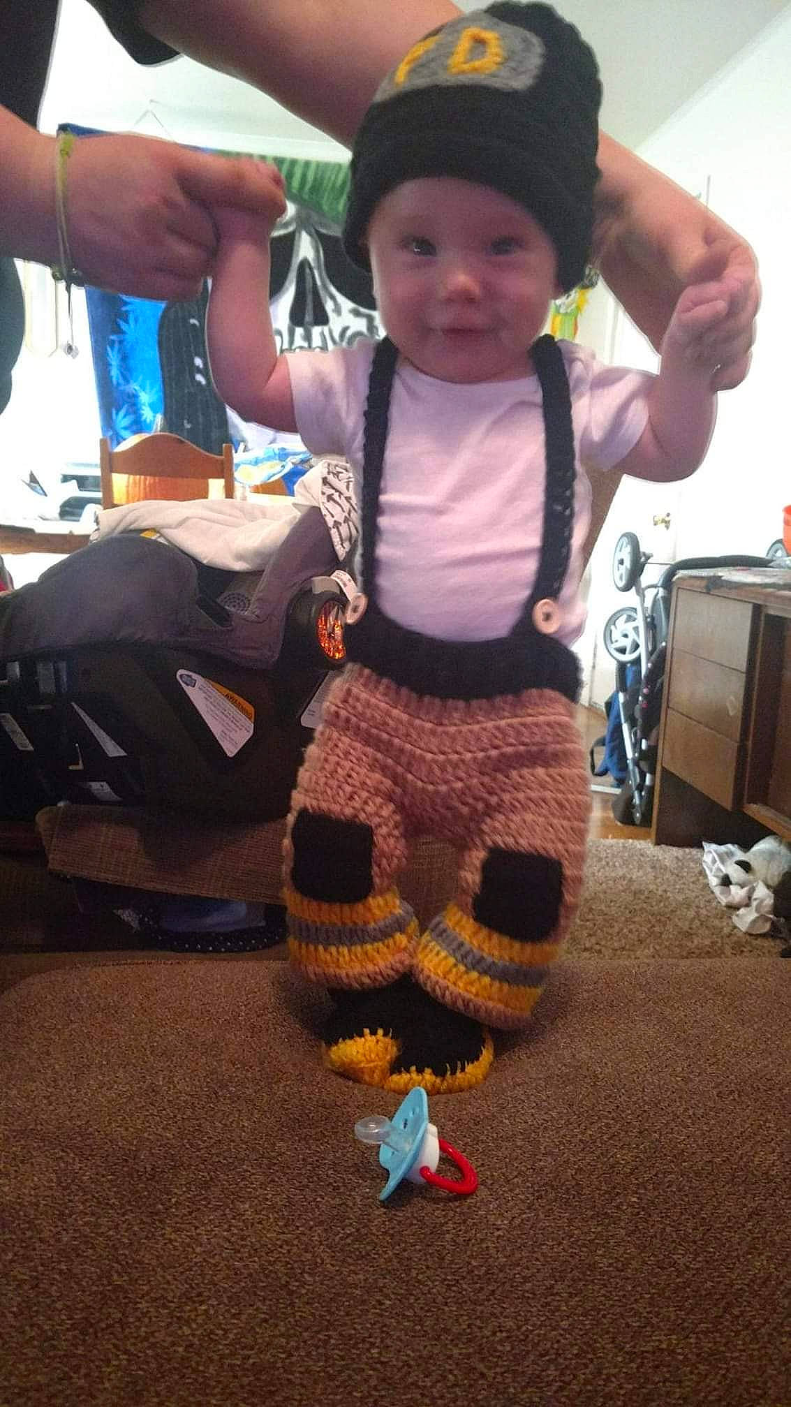 Arthur is registered to the contest to win money with this photo: child, crochet, person, toddler, wool