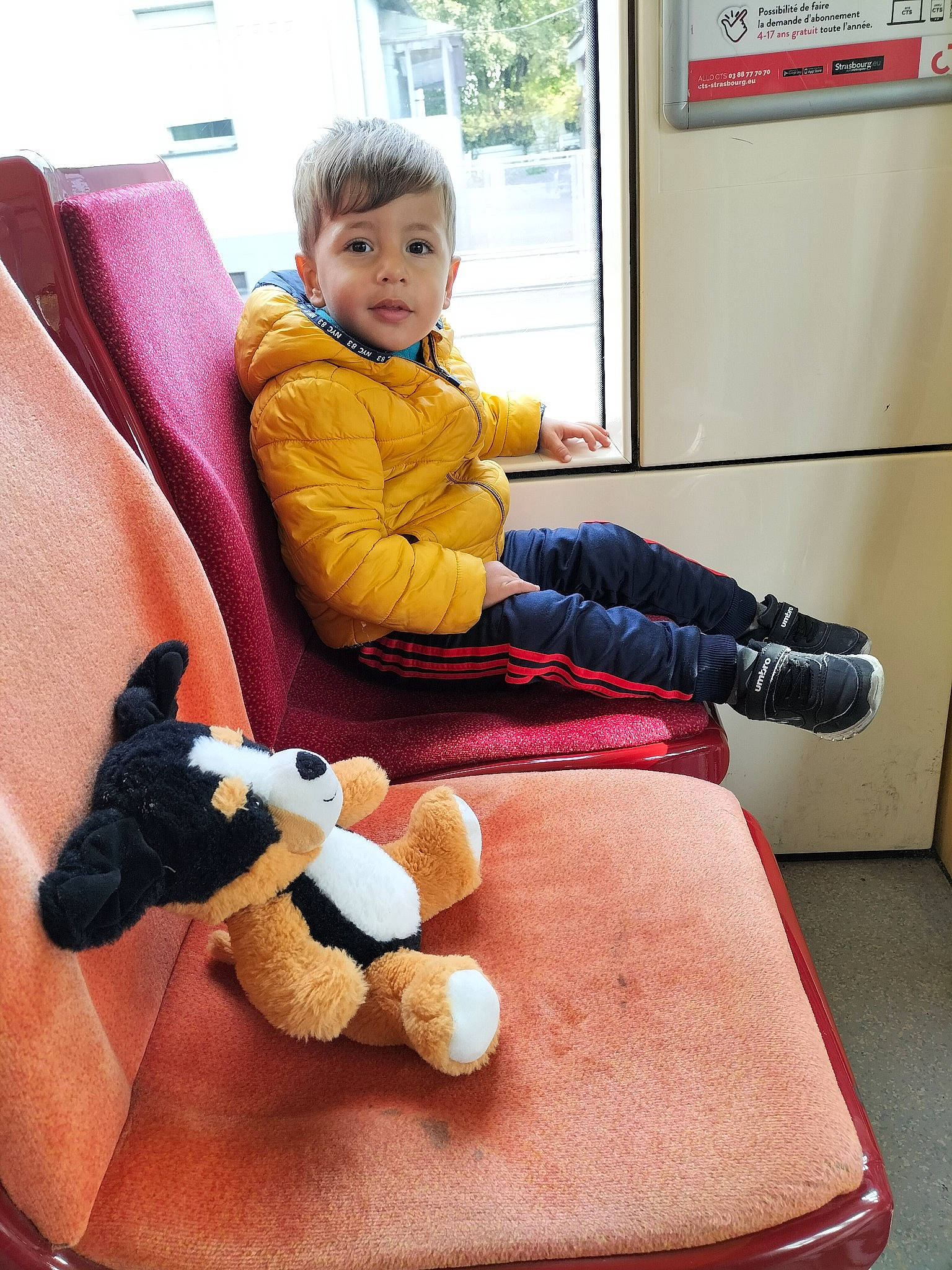 Arjin a rejoint le concours — aidez-le/la à gagner de superbes lots ! baby_products, car_seat, chair, child, comfort, couch, flooring, fun, head, lap, mammal, person, play, plush, sitting, sneakers, stuffed_toy, teddy_bear, toddler, toy