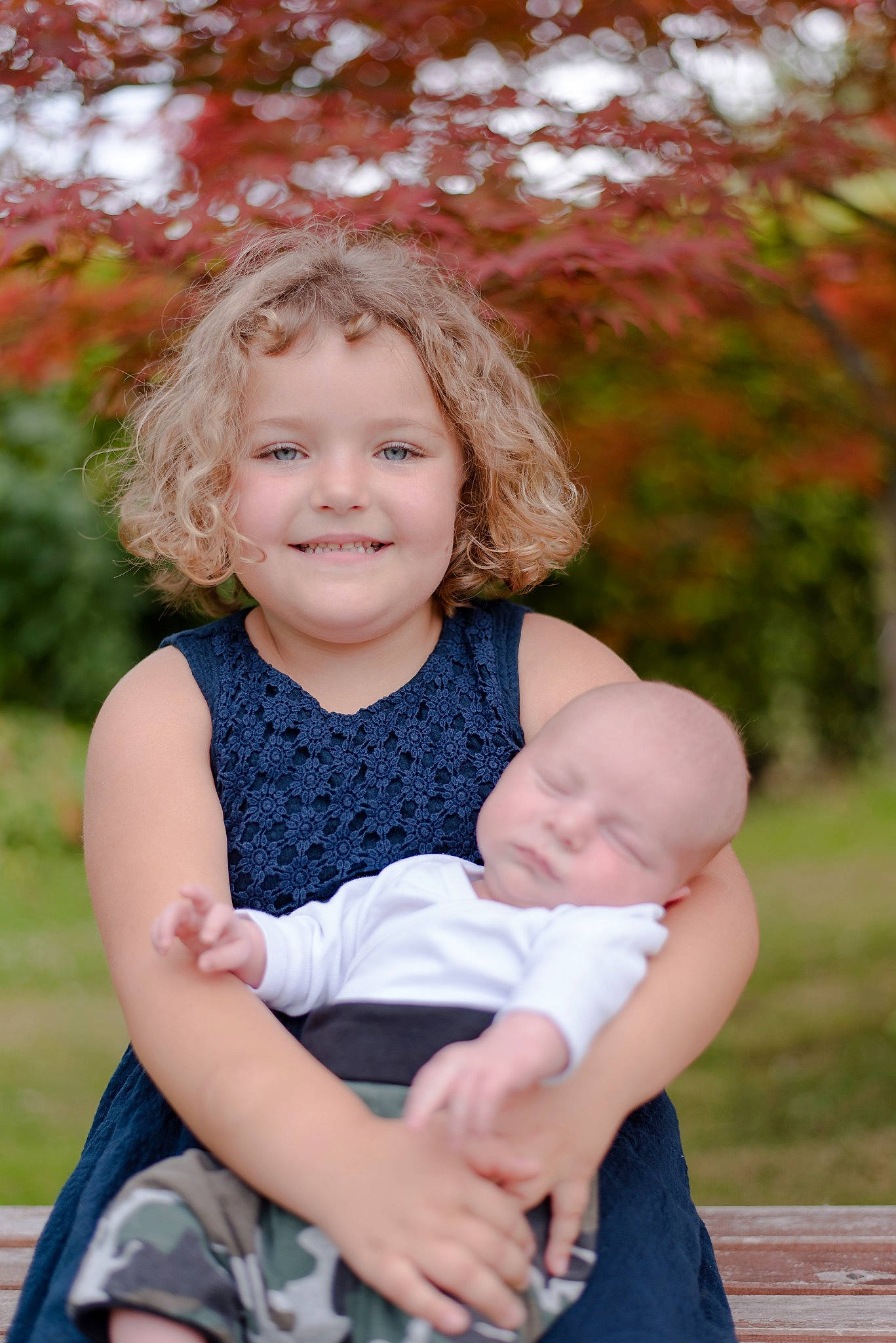 Azilis participe au concours pour gagner de l'argent avec cette photo : arm, baby, baby_toddler_clothing, cheek, child, eye, finger, hand, happy, human, human_body, interaction, iris, joy, lap, love, people_in_nature, person, sitting, skin
