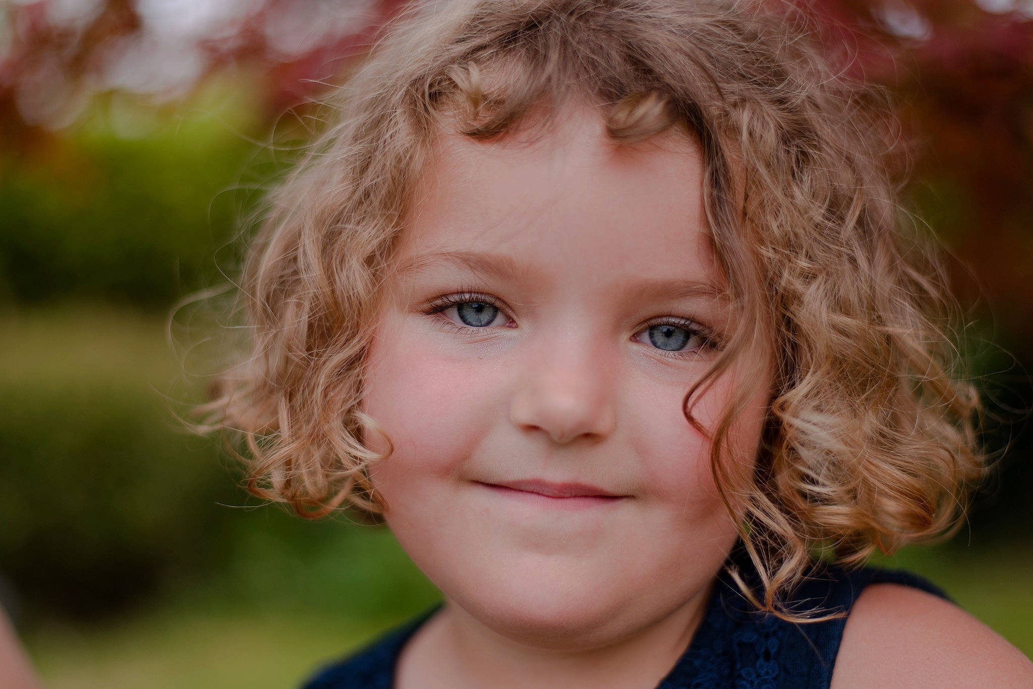 Azilis participe au concours pour gagner de l'argent avec cette photo : cheek, chin, eye, eyelash, face, flash_photography, grass, hair, happy, head, iris, joy, lip, nose, people_in_nature, person, plant, skin, smile, toddler