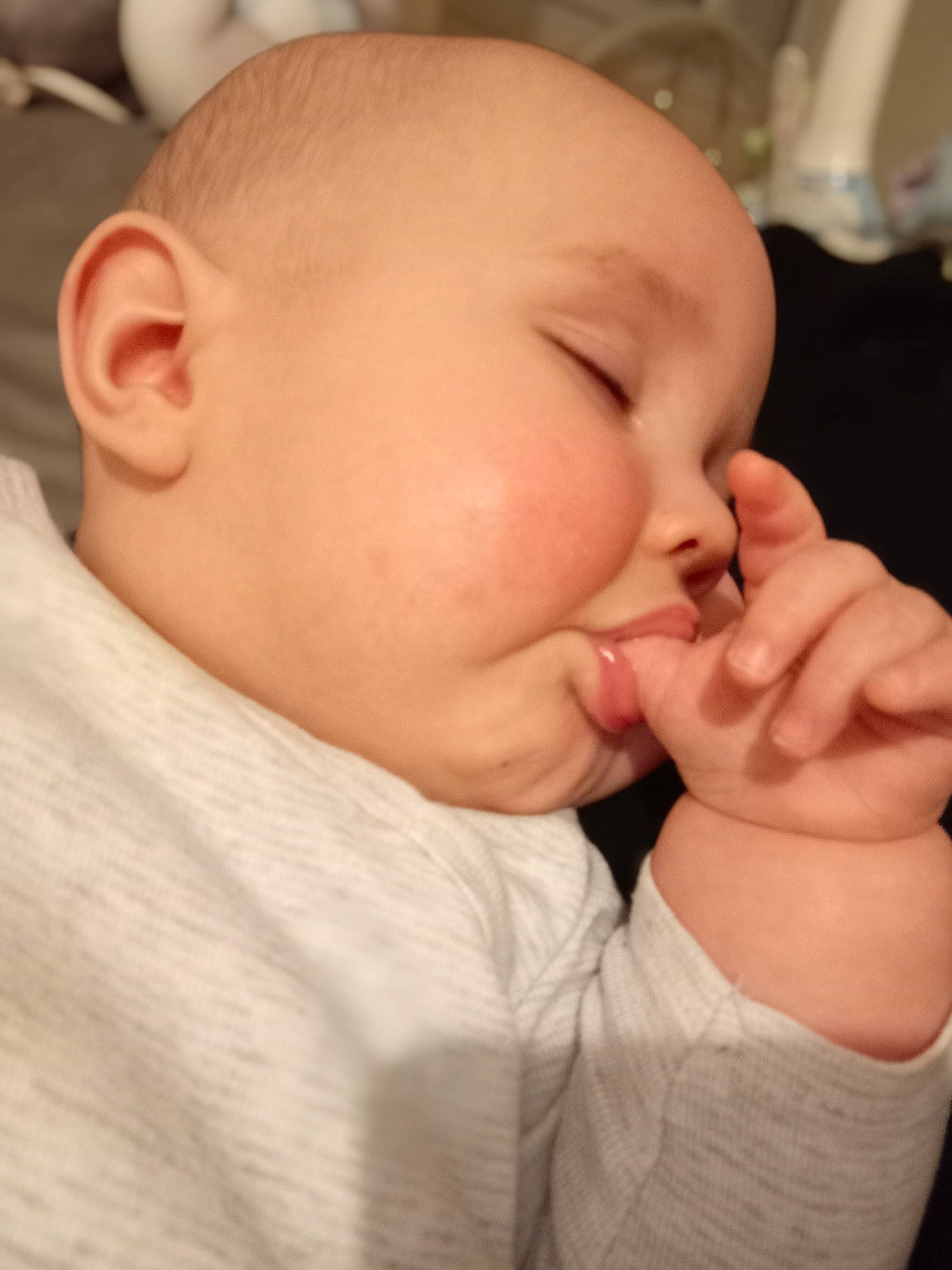 Tino participe au concours pour gagner de l'argent avec cette photo : baby, baby_sleeping, baby_toddler_clothing, cheek, chin, comfort, ear, eyebrow, eyelash, finger, gesture, happy, lip, mouth, neck, nose, person, skin, sleeve, thumb