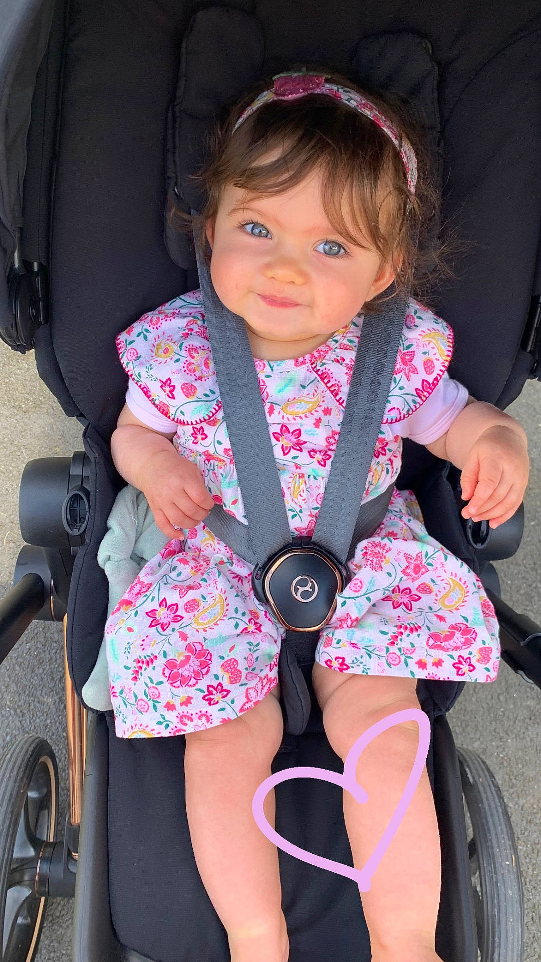 Apolline a rejoint le concours — aidez-le/la à gagner de superbes lots ! accessories, alloywheel, baby, car, carwheel, clothing, dress, face, head, machine, person, photography, portrait, shorts, spoke, strap, stroller, tire, transportation, wheel